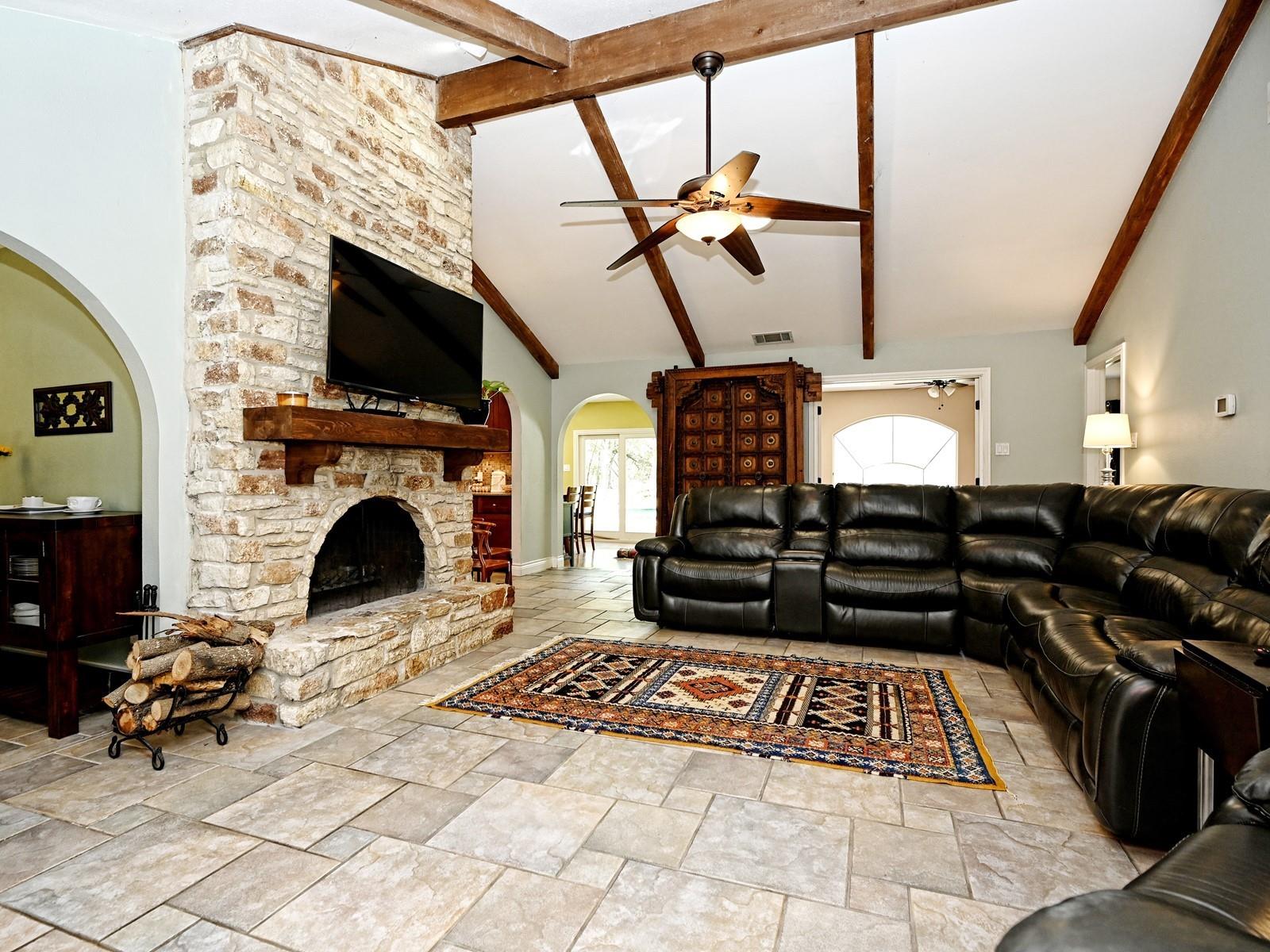 725 Shady Hollow Dr Property Photo 8