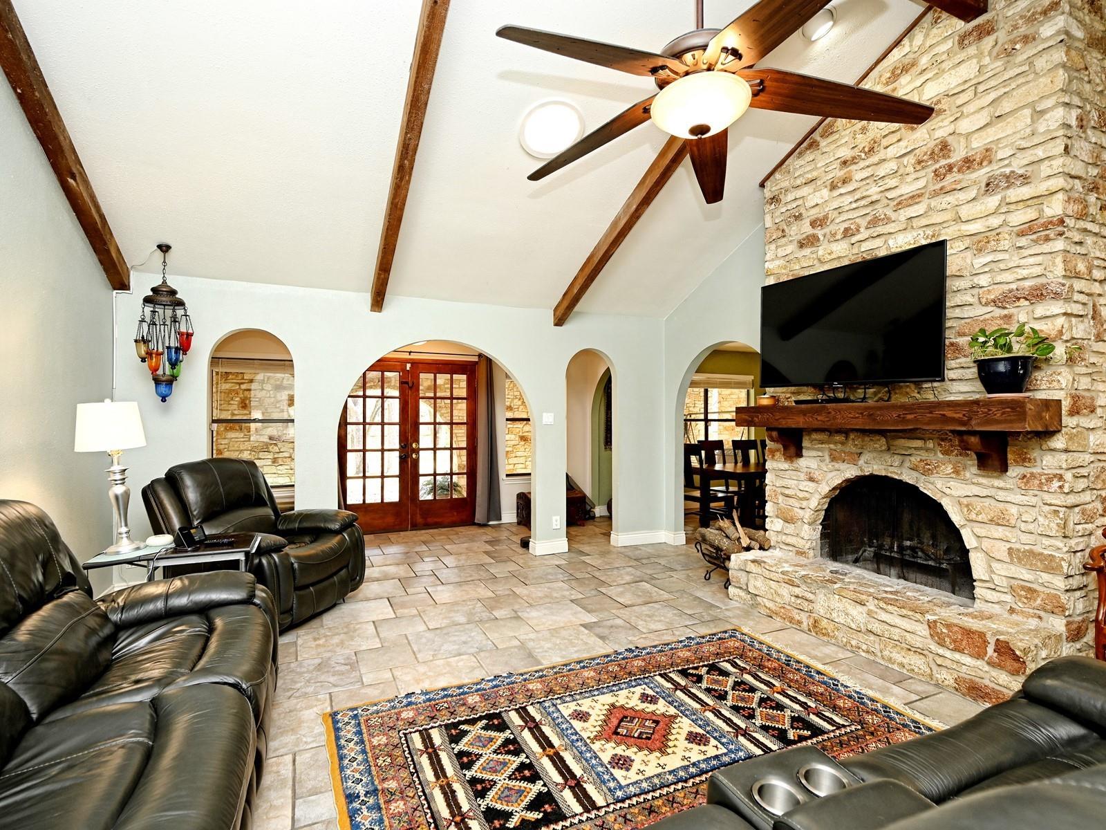 725 Shady Hollow Dr Property Photo 9