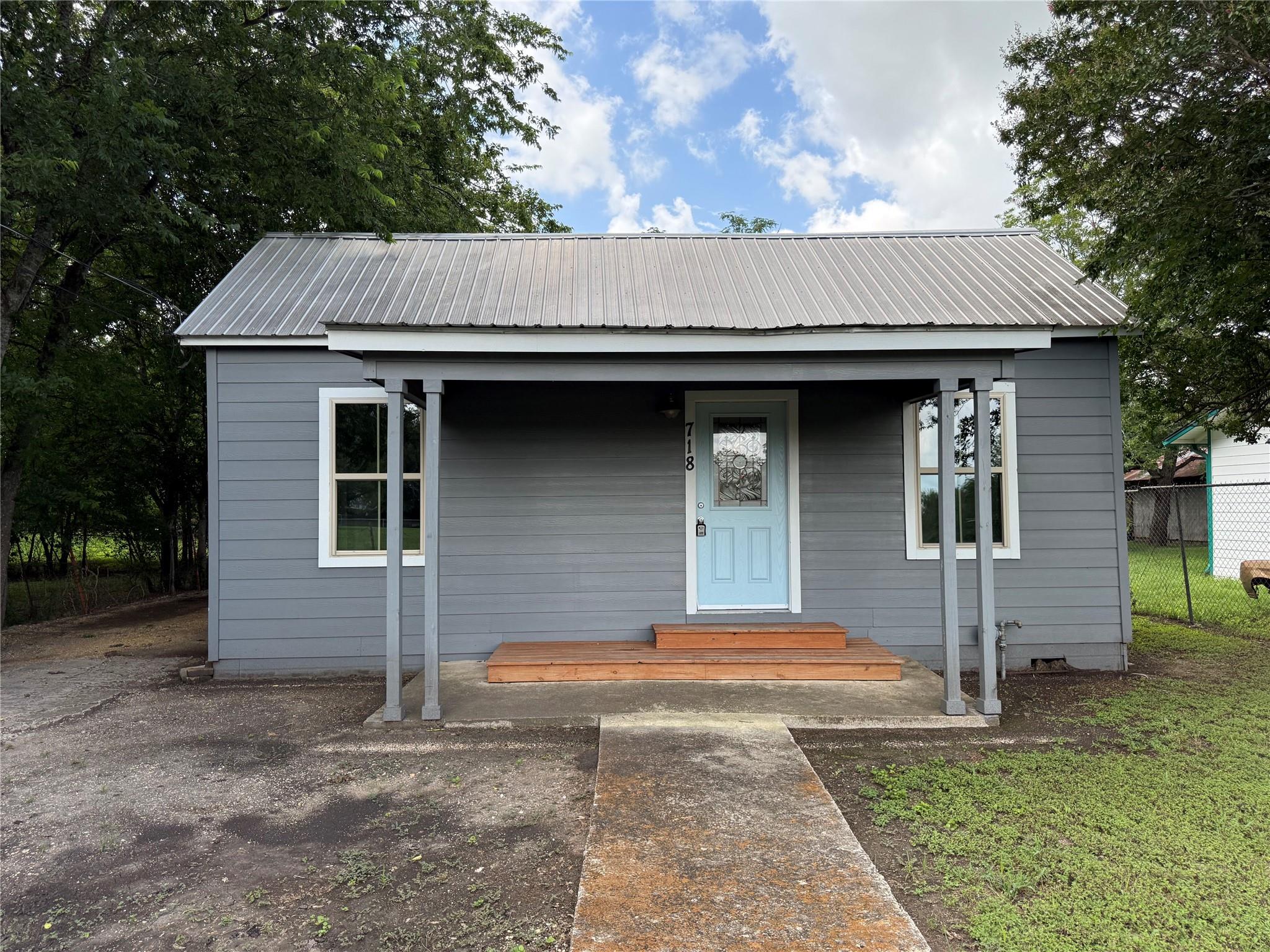 718 Pear St Property Photo 1