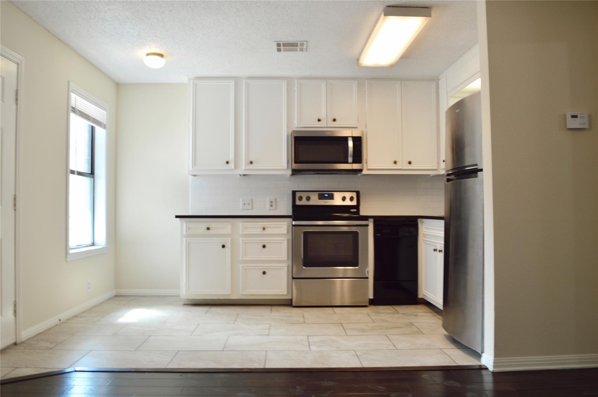 502 W 17th St #b Property Photo 4
