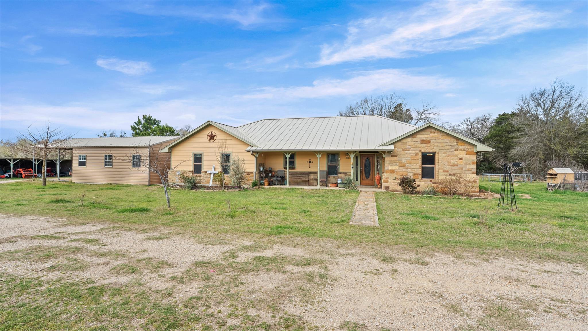 1102 Fairview Dr Property Photo 1