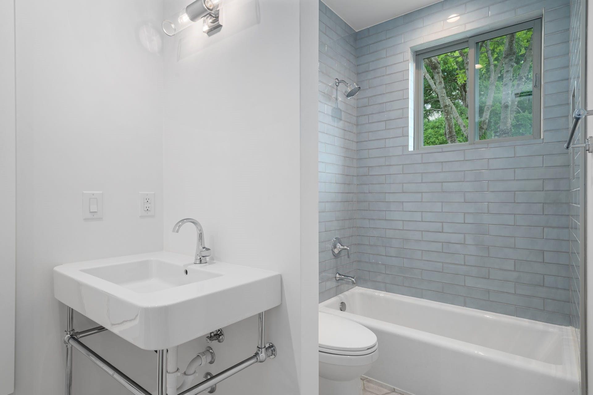 1919 W 38th St Property Photo 14