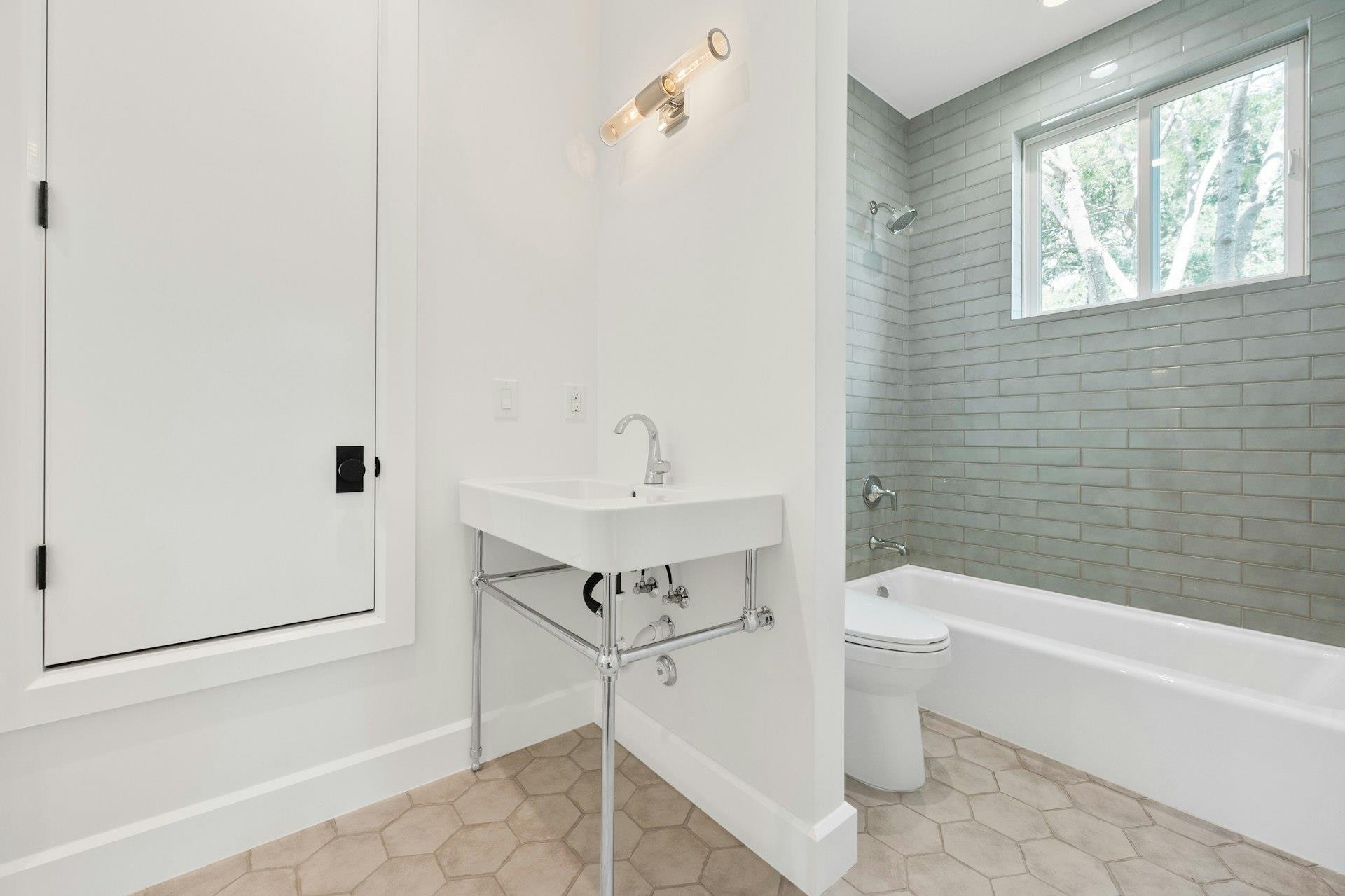 1919 W 38th St Property Photo 37