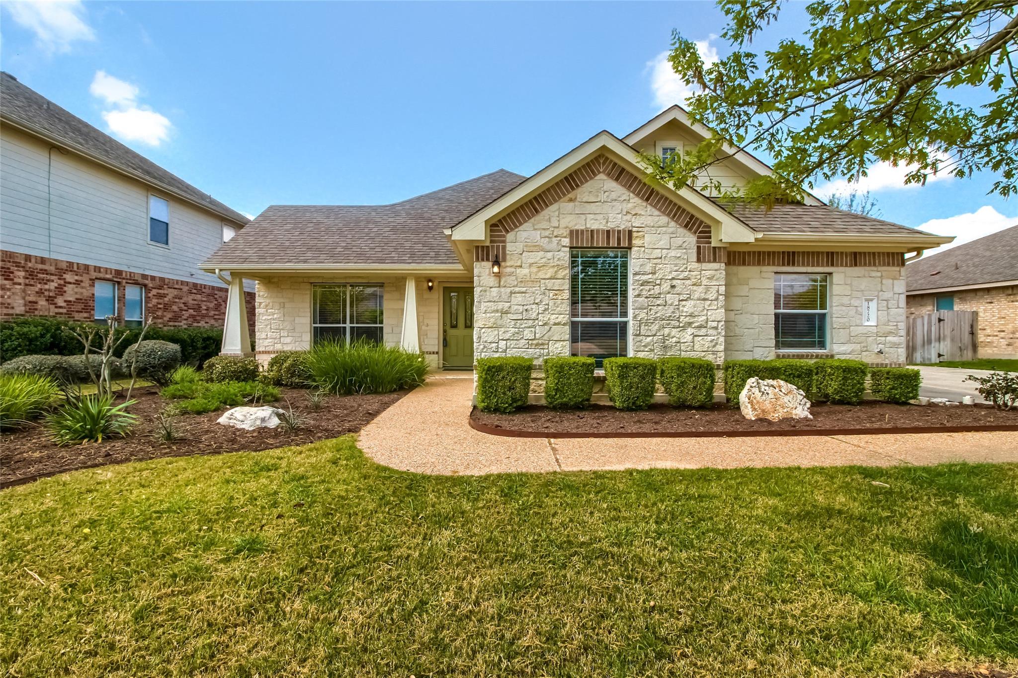 18720 Royal Pointe Dr Property Photo 1