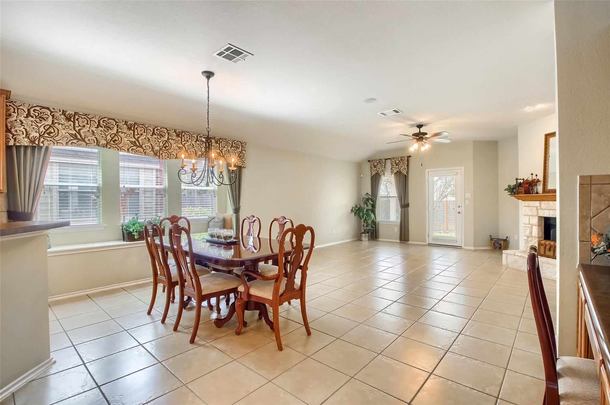 18720 Royal Pointe Dr Property Photo 4