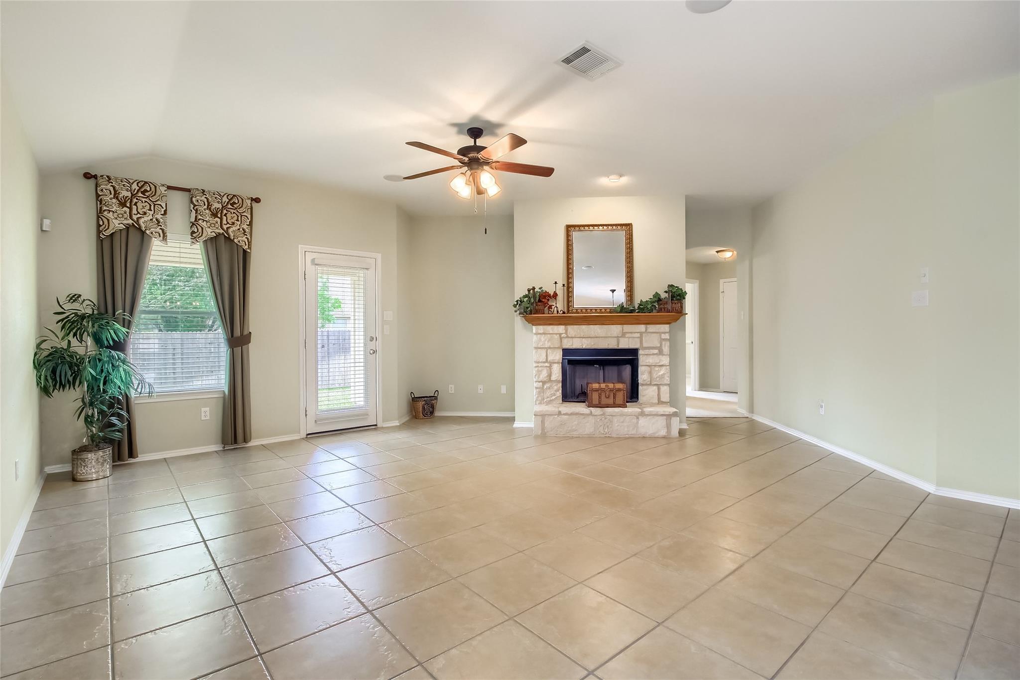 18720 Royal Pointe Dr Property Photo 14