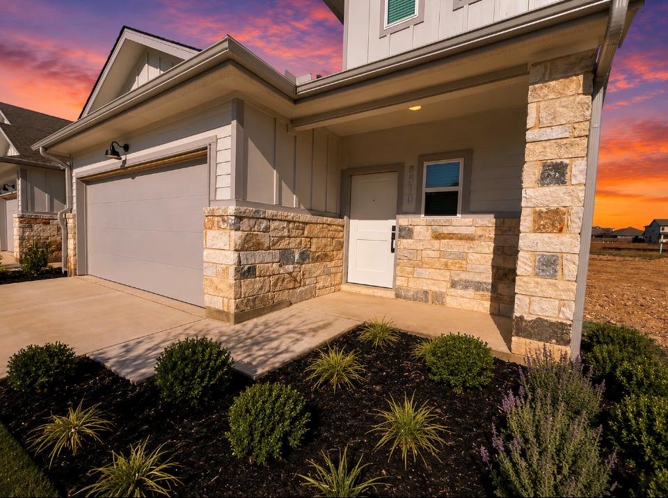 8534 Wellspring Loop Property Photo 3