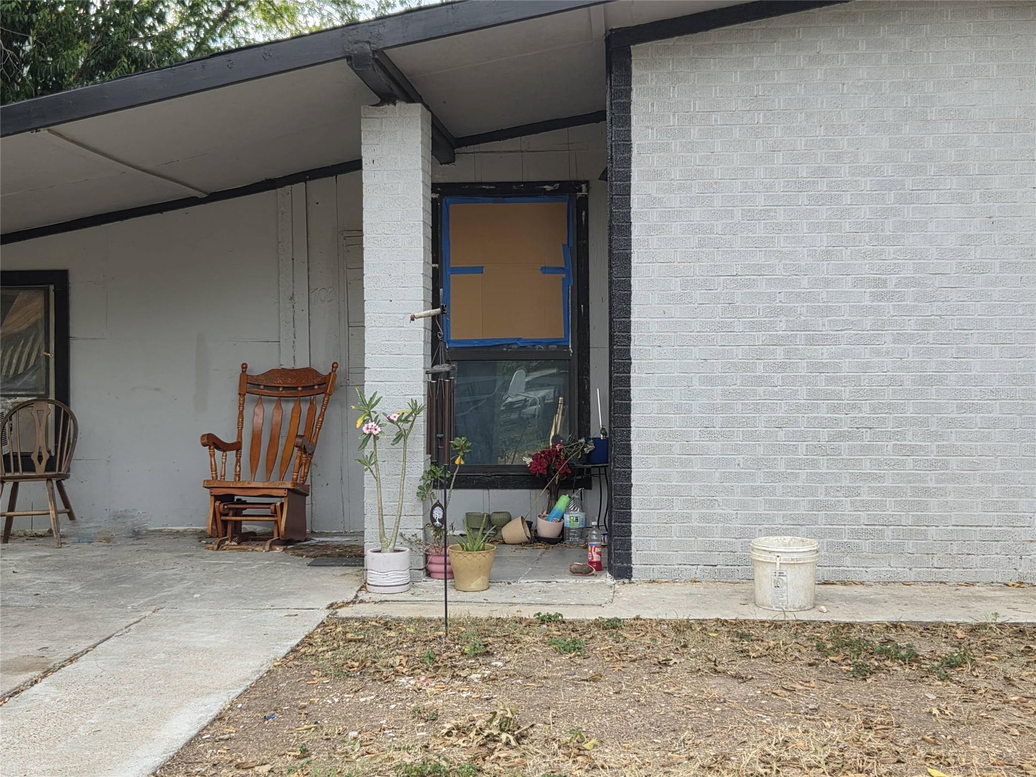 703 Rosewood St Property Photo 2