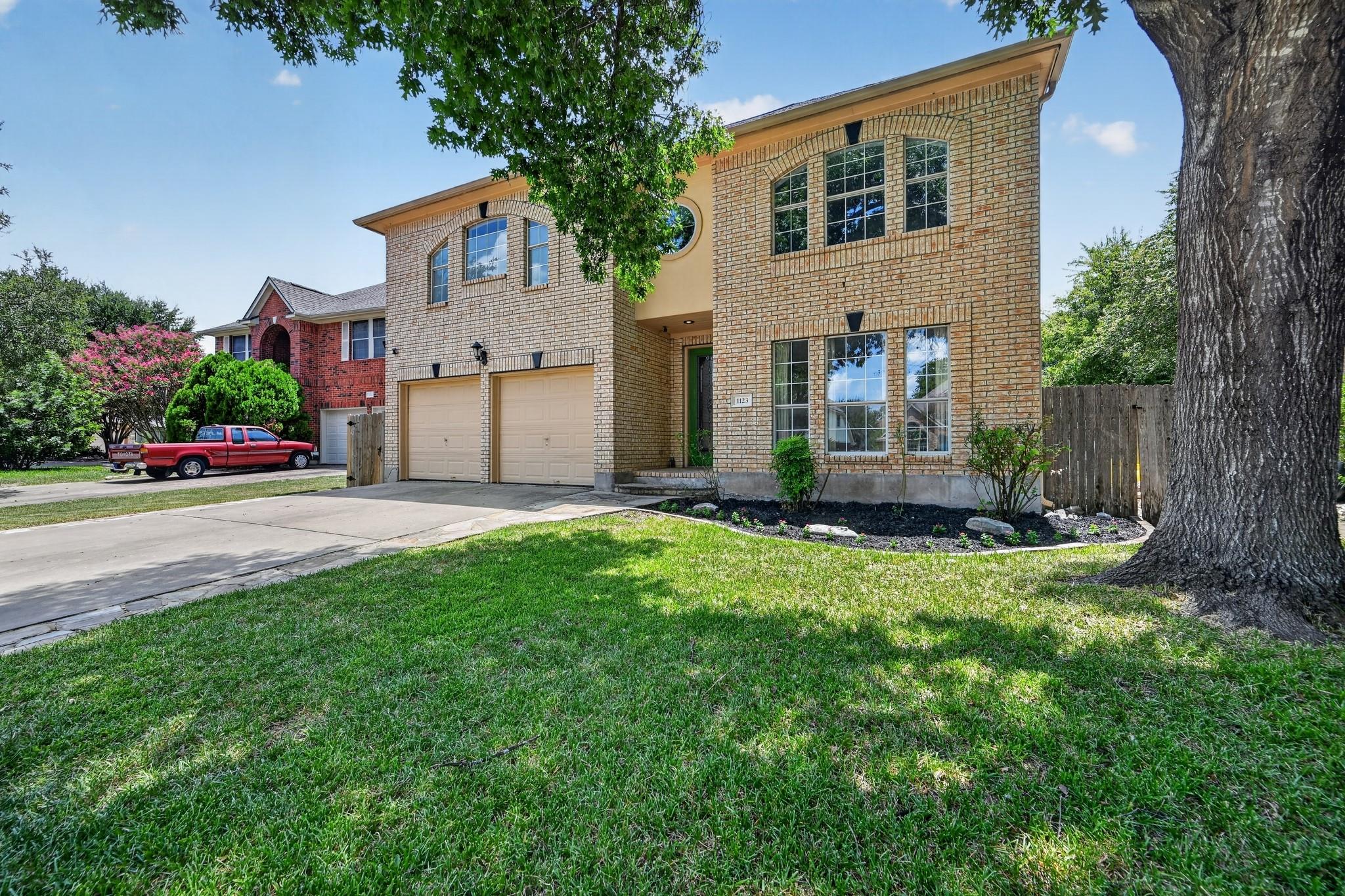 1123 Oaklands Dr Property Photo 2