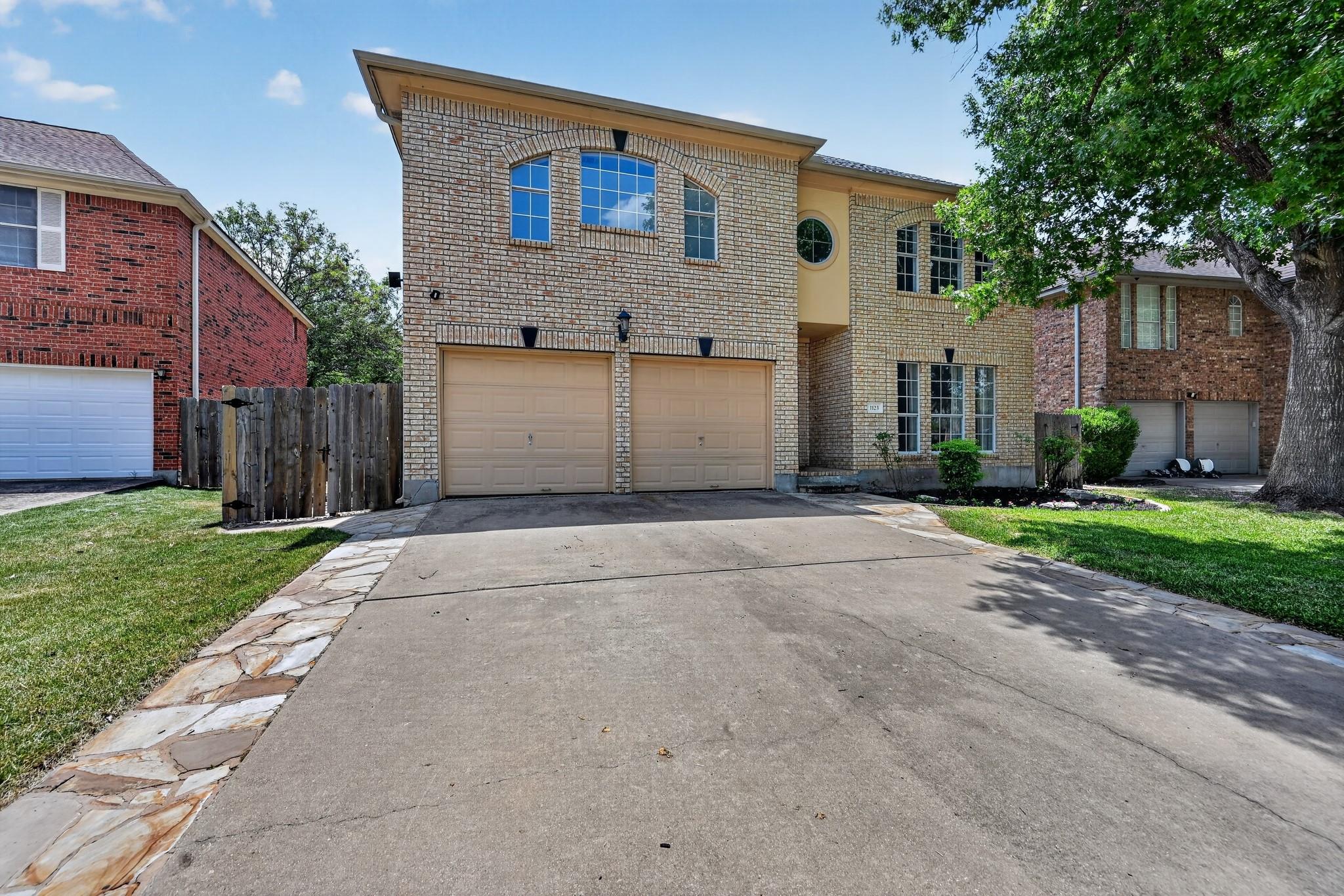 1123 Oaklands Dr Property Photo 3