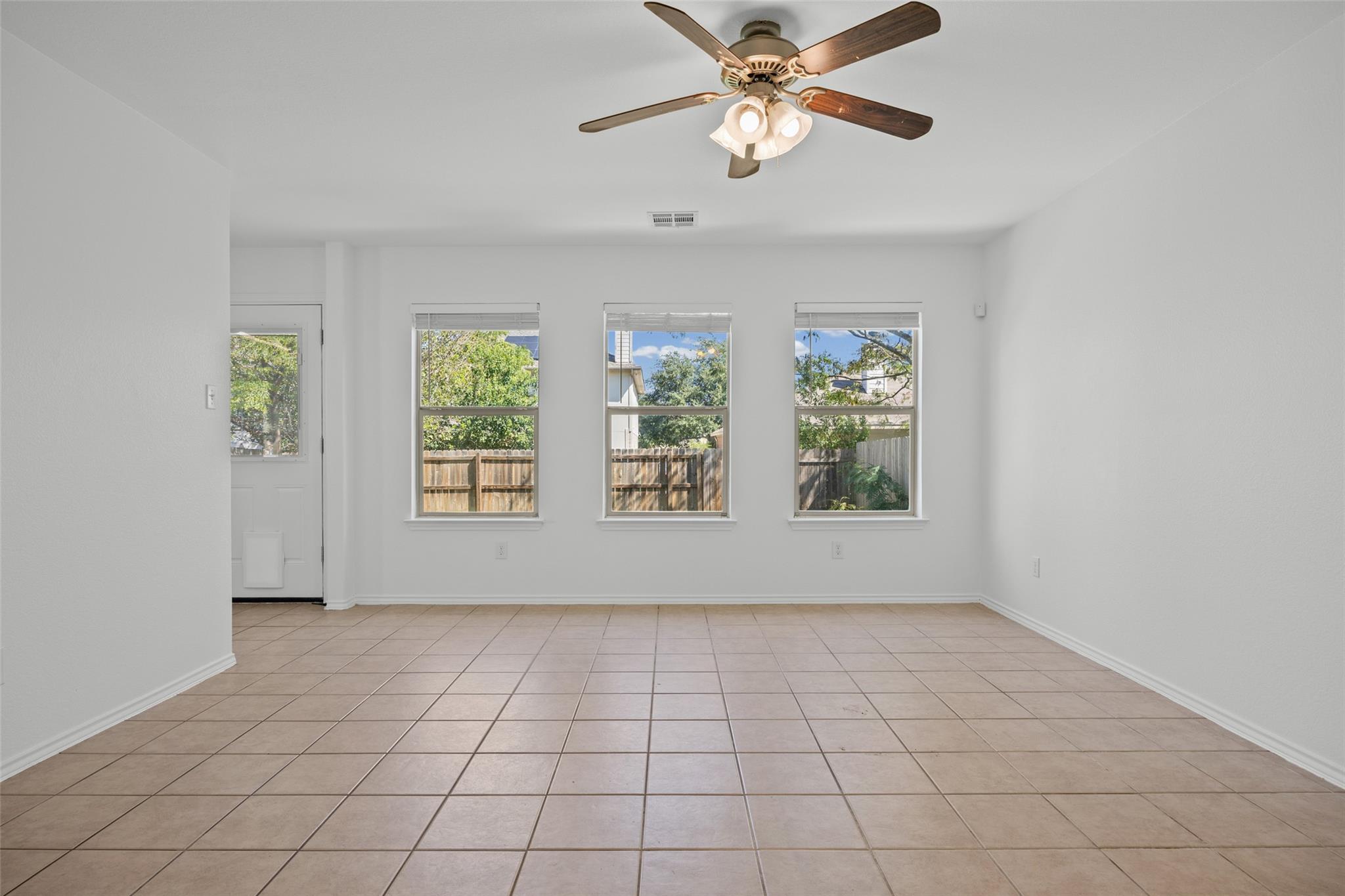 368 Housefinch Loop Property Photo 5