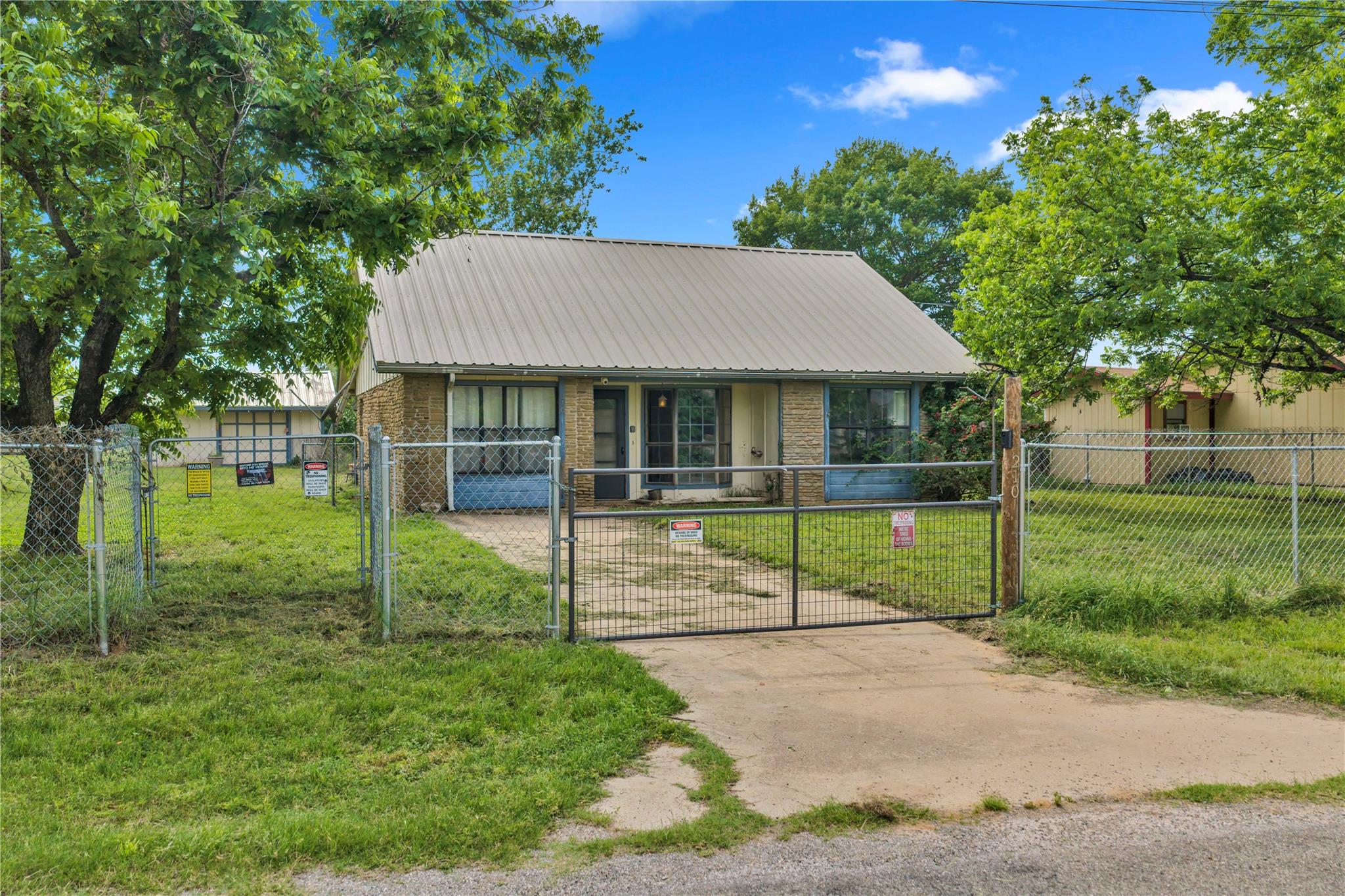 210 N River Oaks Dr Property Photo 6