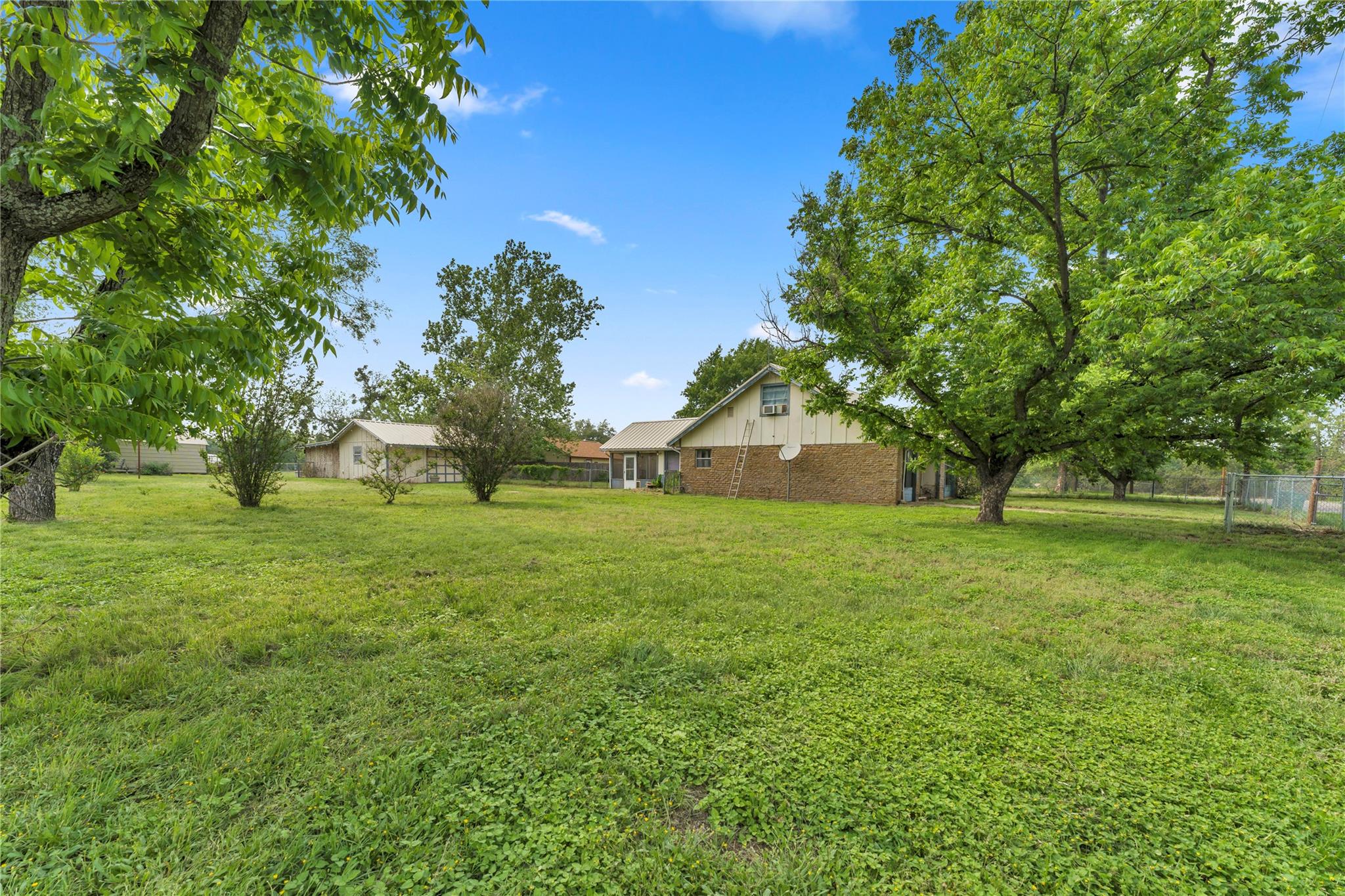 210 N River Oaks Dr Property Photo 8