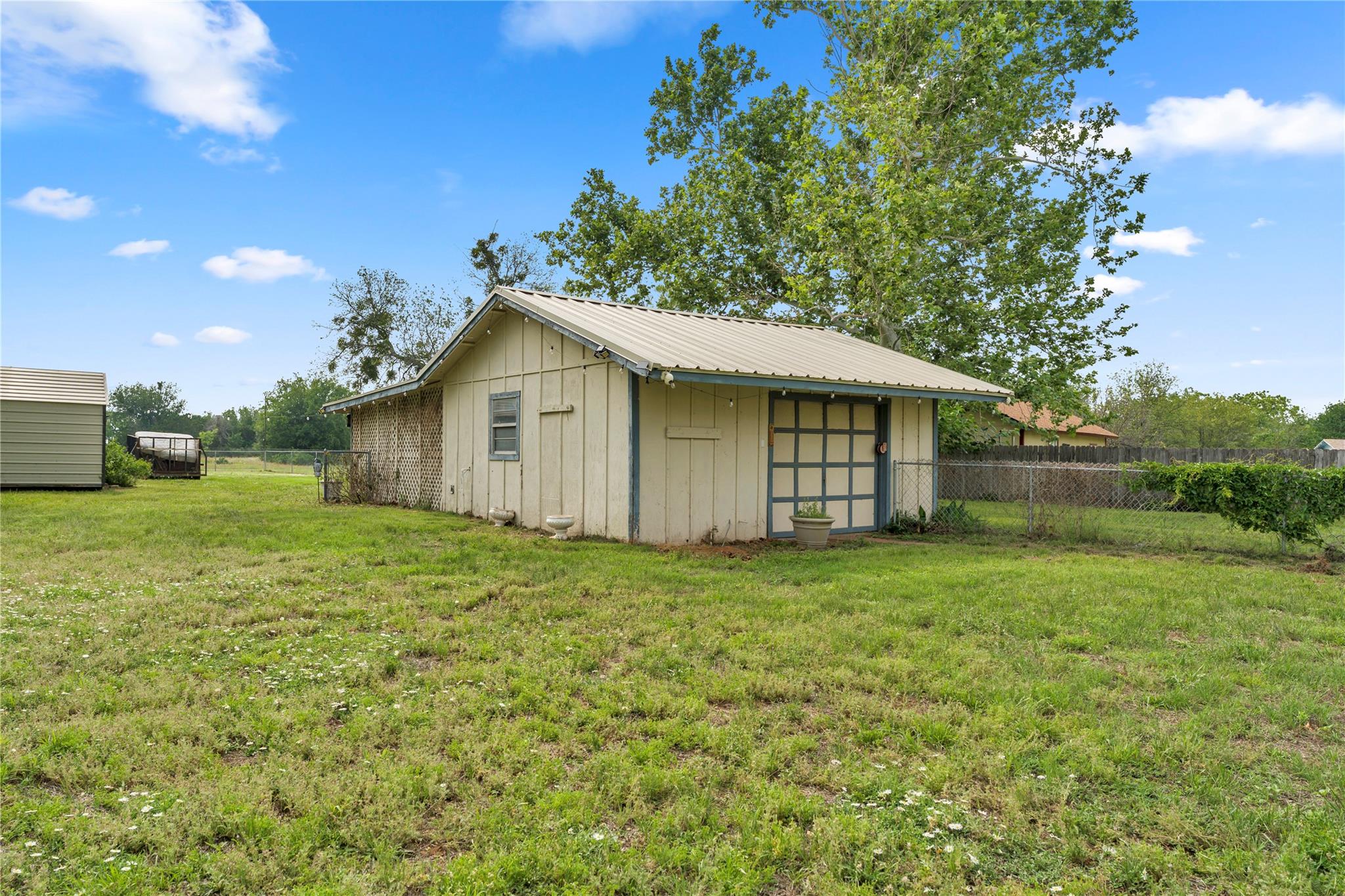 210 N River Oaks Dr Property Photo 9