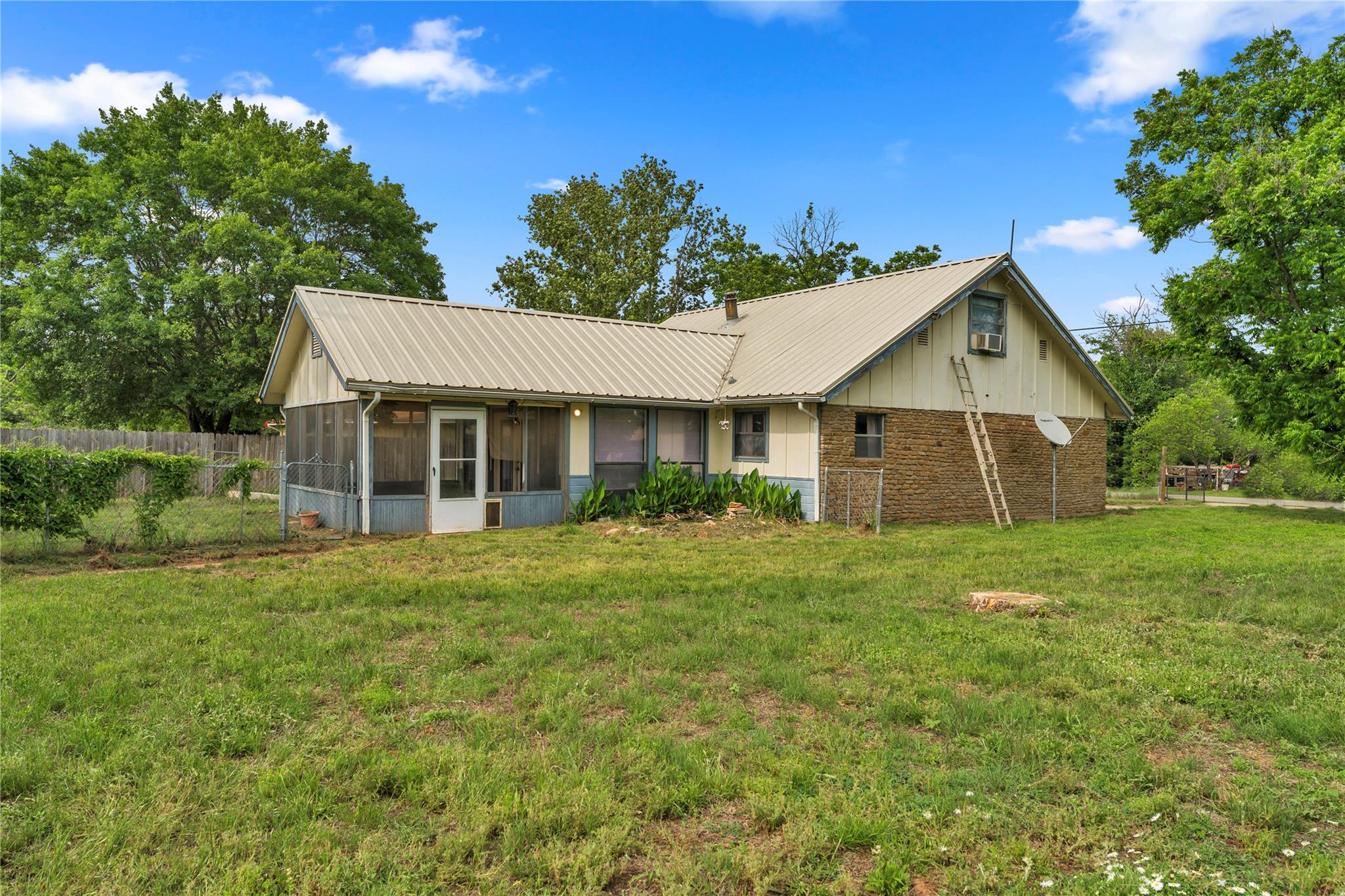 210 N River Oaks Dr Property Photo 10