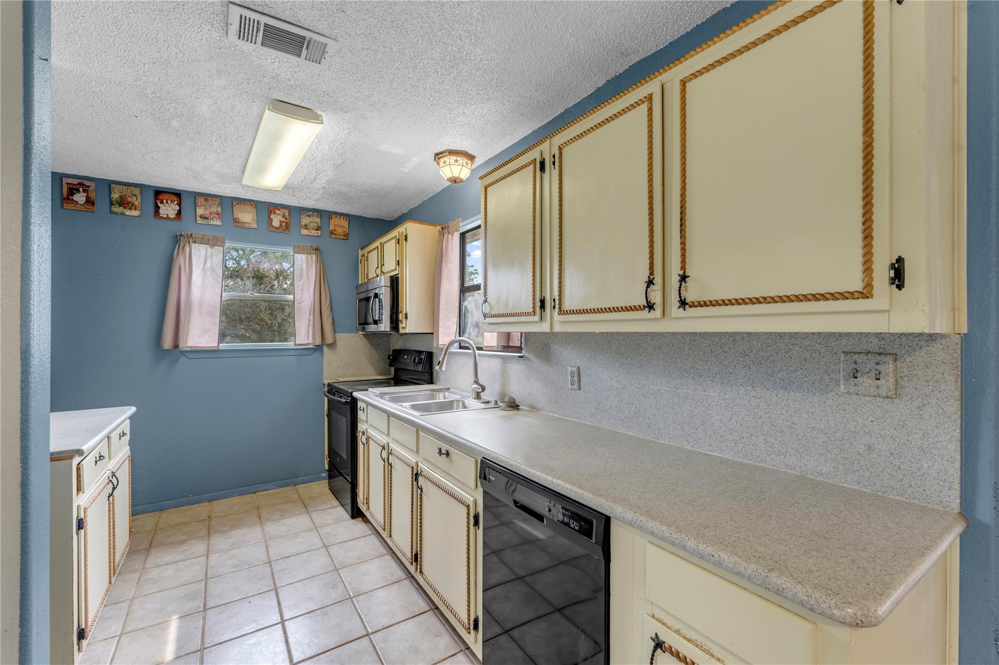 210 N River Oaks Dr Property Photo 16