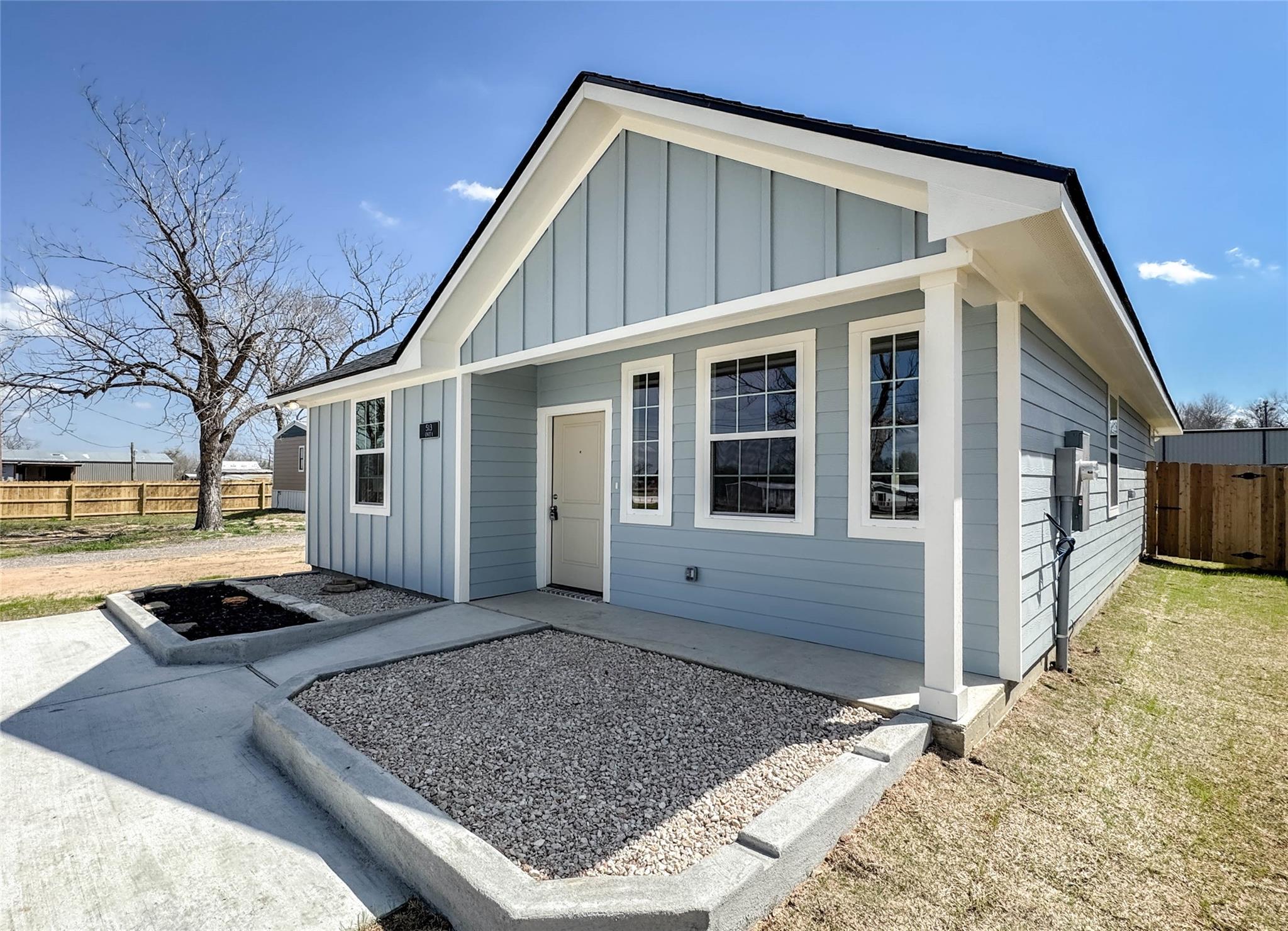 513 E Railroad Street #1 Property Photo