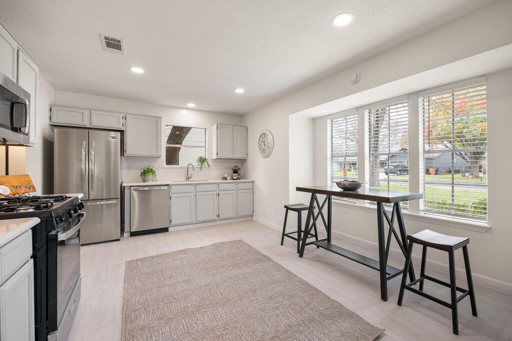 7611 Navarro Pl Property Photo 3