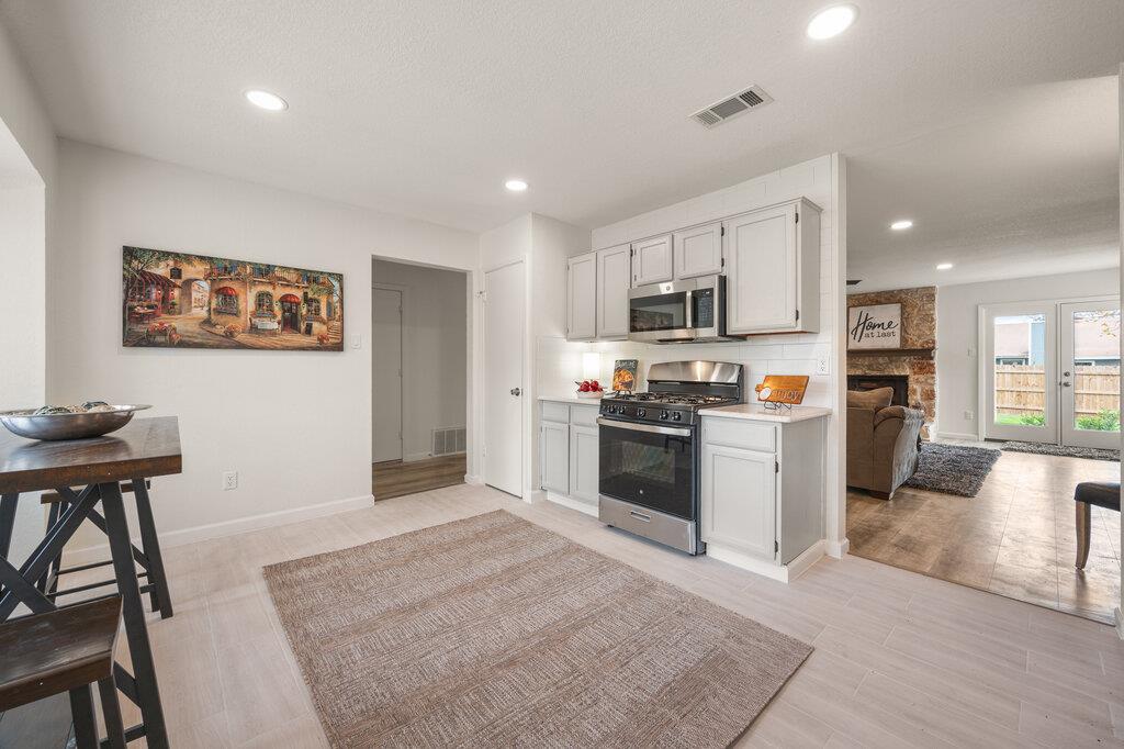 7611 Navarro Pl Property Photo 5