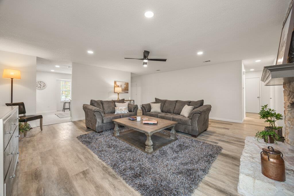 7611 Navarro Pl Property Photo 7