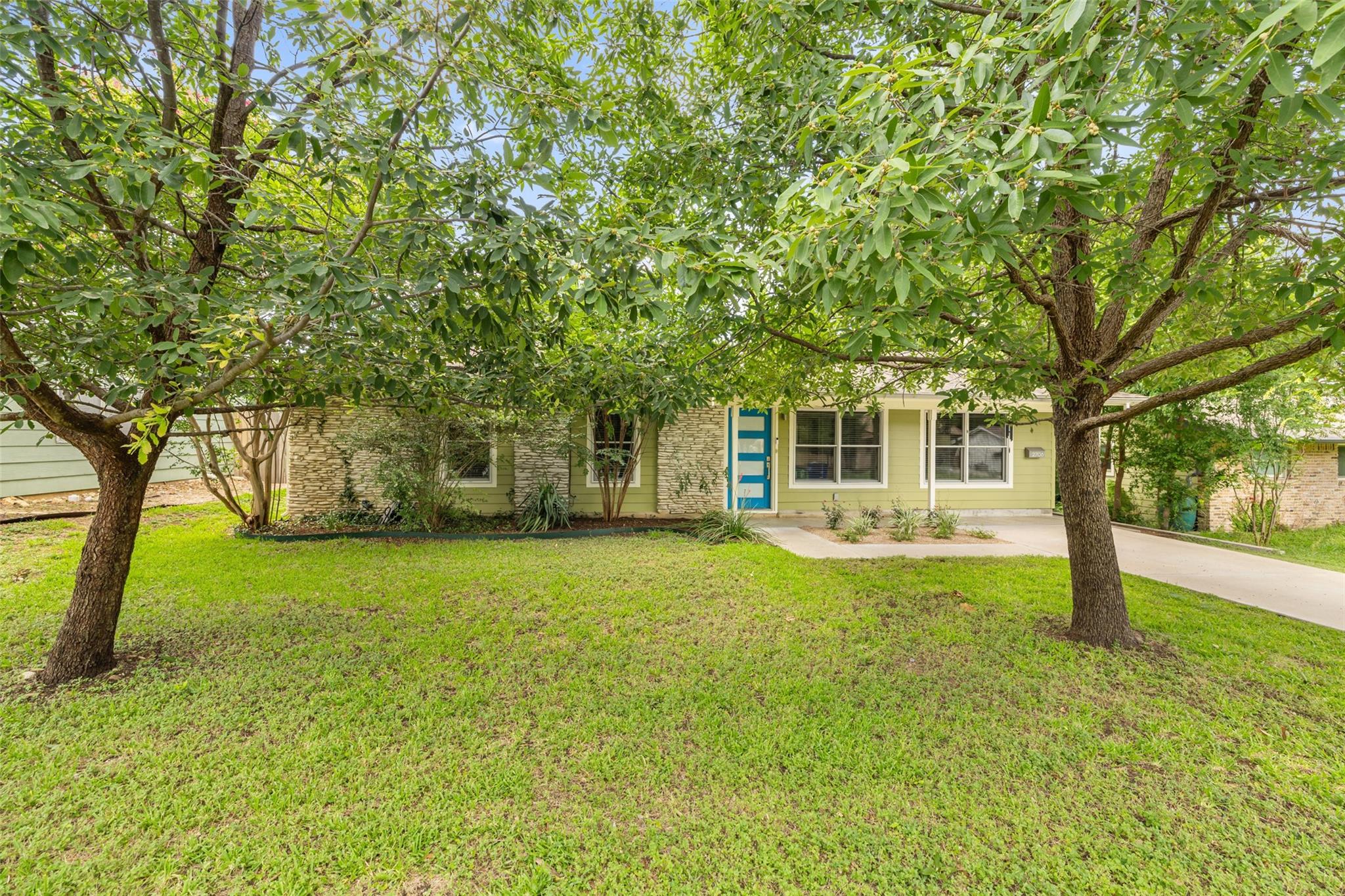 2706 Nottingham Ln Property Photo 3