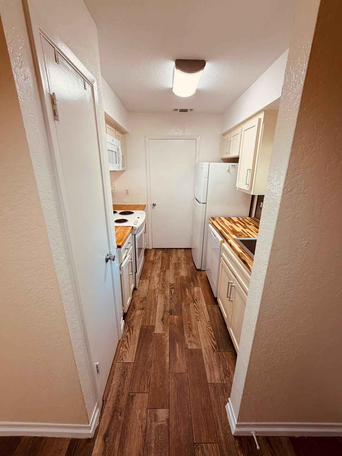 3529 North Hills Dr #d Property Photo 4