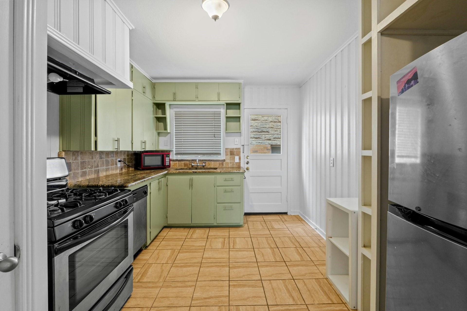 301 E 34th St 103 Property Photo 3