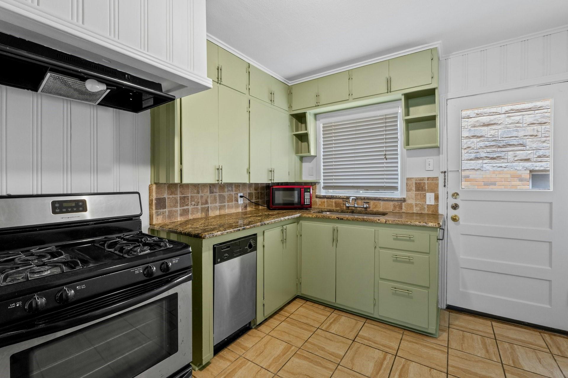 301 E 34th St 103 Property Photo 12