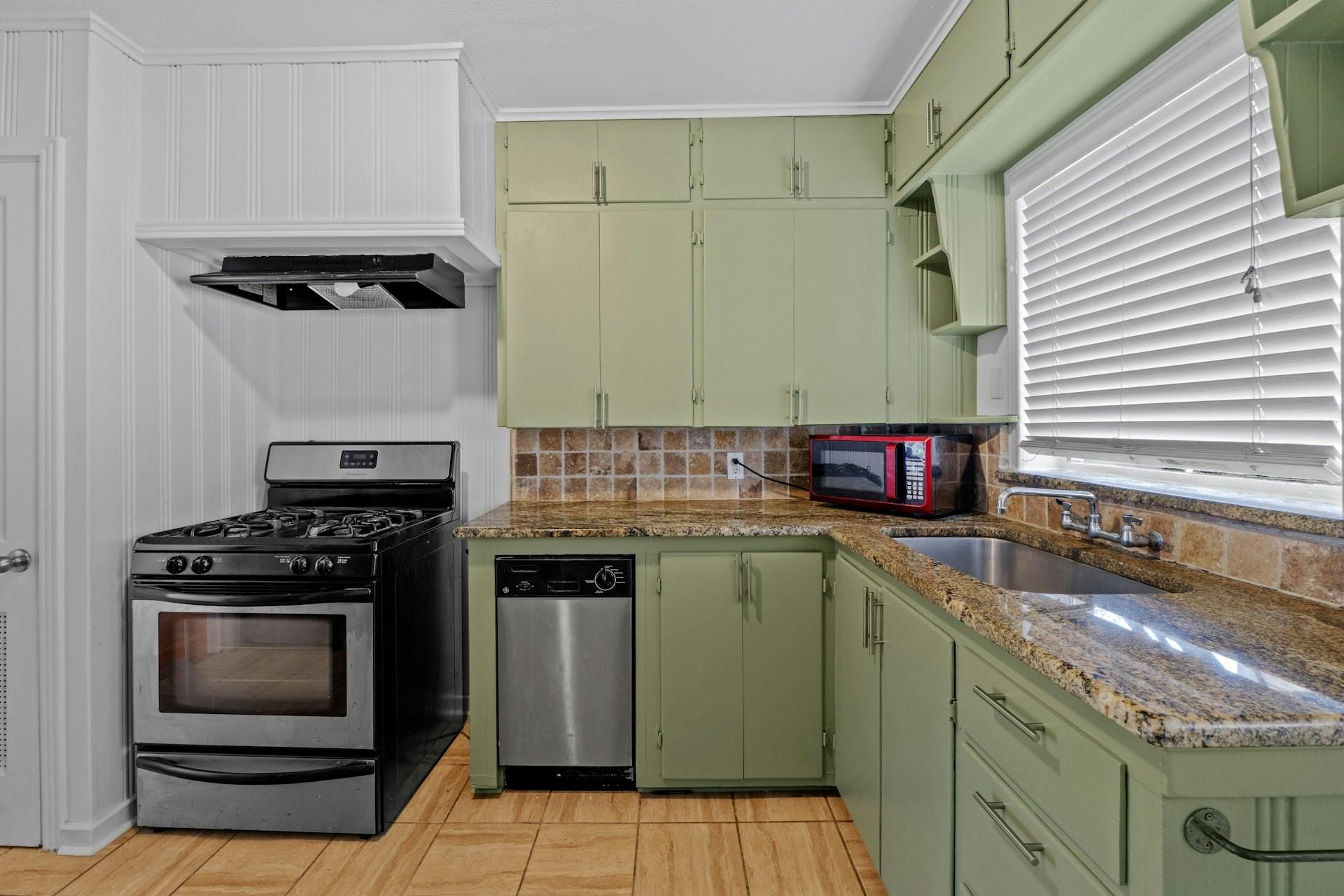 301 E 34th St 103 Property Photo 13