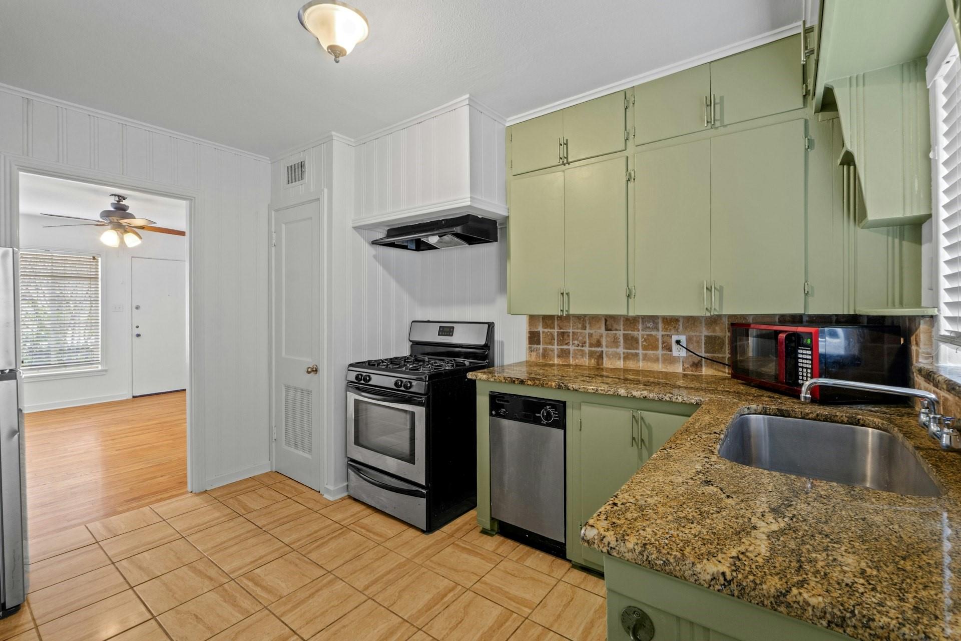 301 E 34th St 103 Property Photo 14