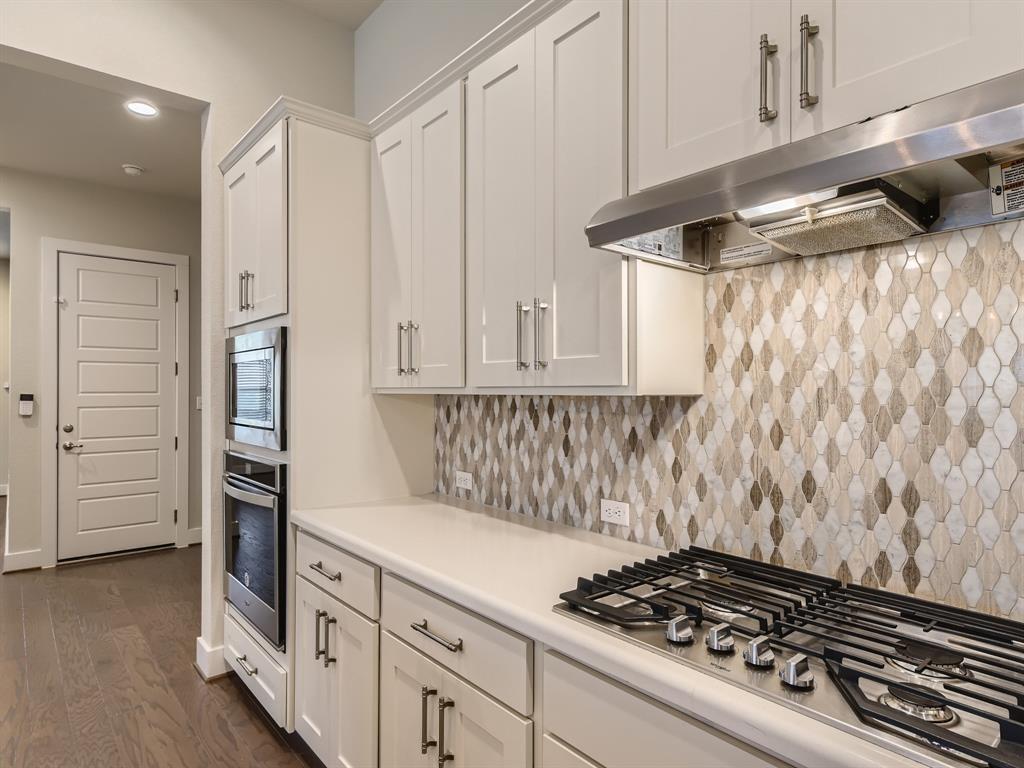 1028 Almeria Bnd Property Photo 8