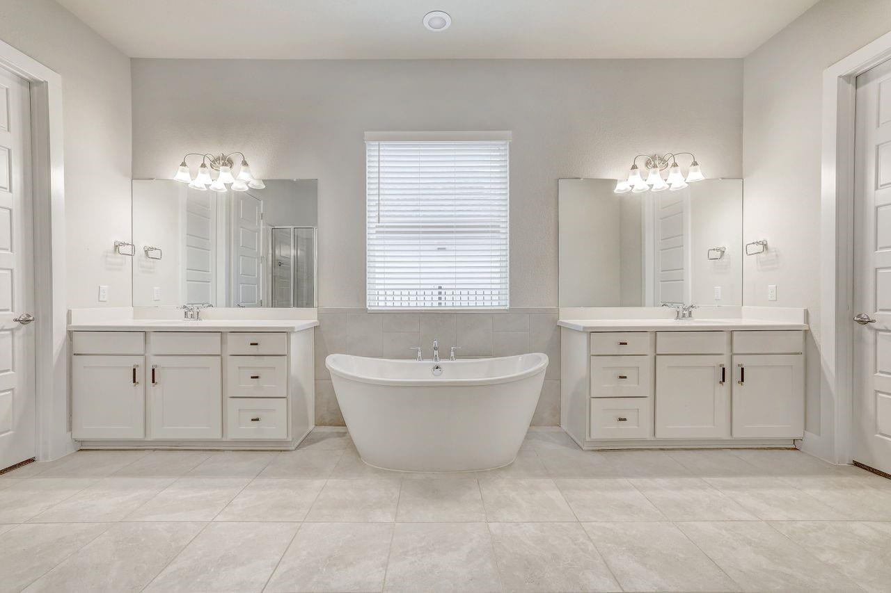 1028 Almeria Bnd Property Photo 12