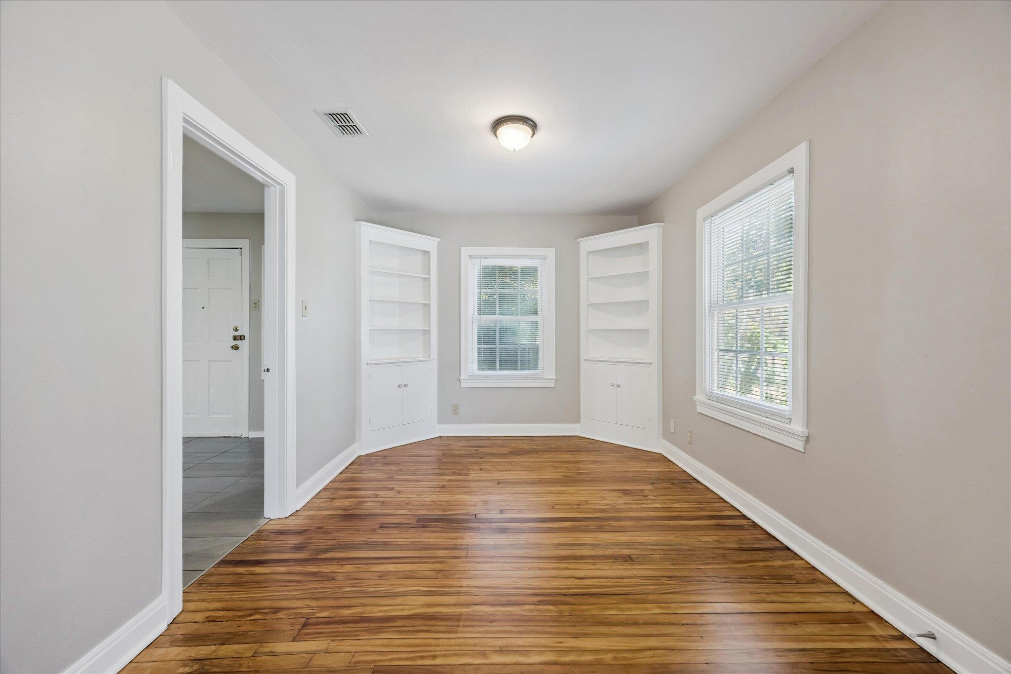 1205 W 40th St Property Photo 5