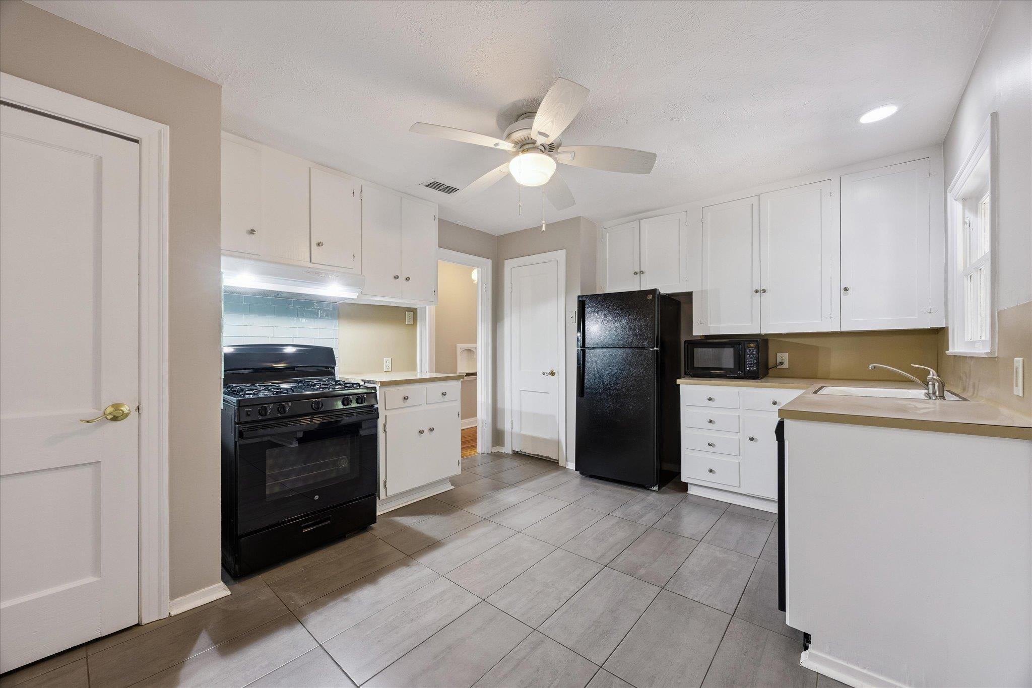 1205 W 40th St Property Photo 6