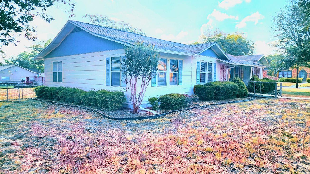 122 N Avenue E Ave Property Photo 3