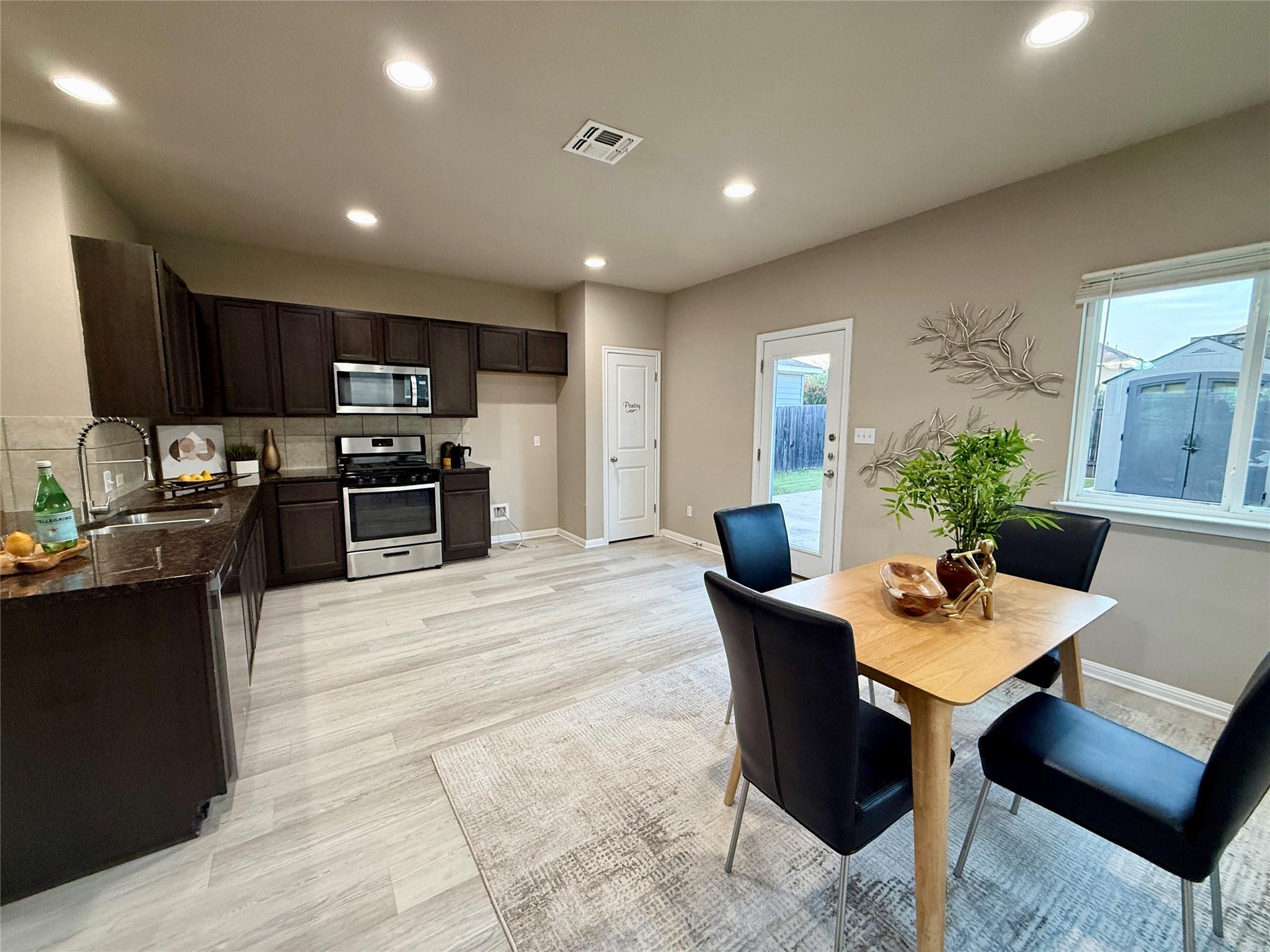 202 Mossycup Dr Property Photo 4