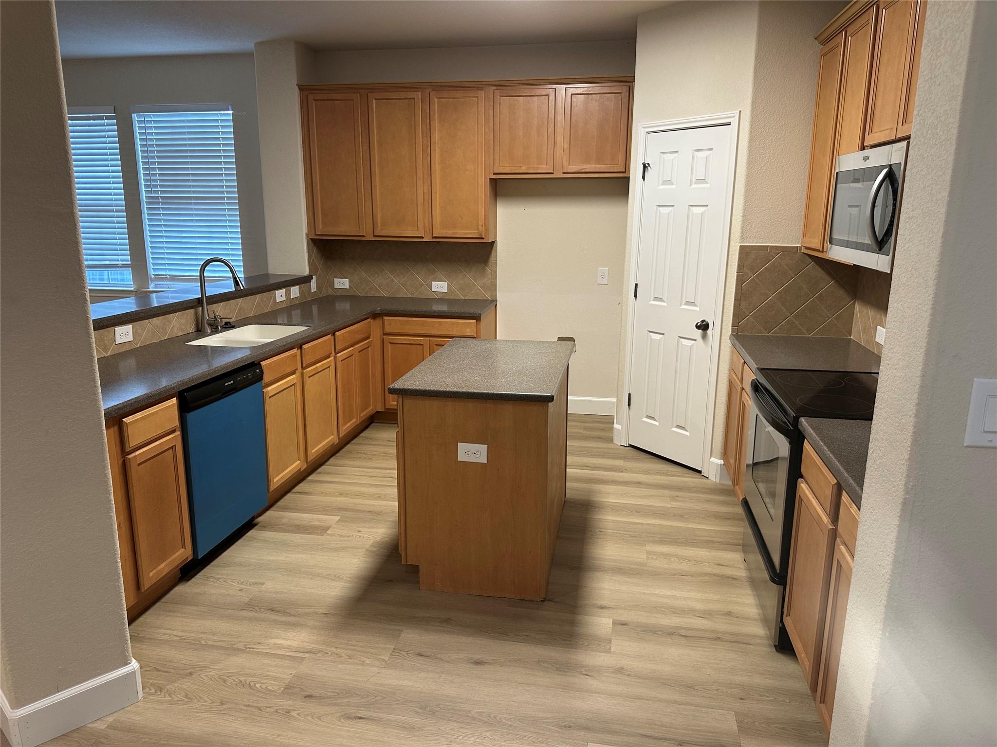 177 Devonshire Dr Property Photo 3