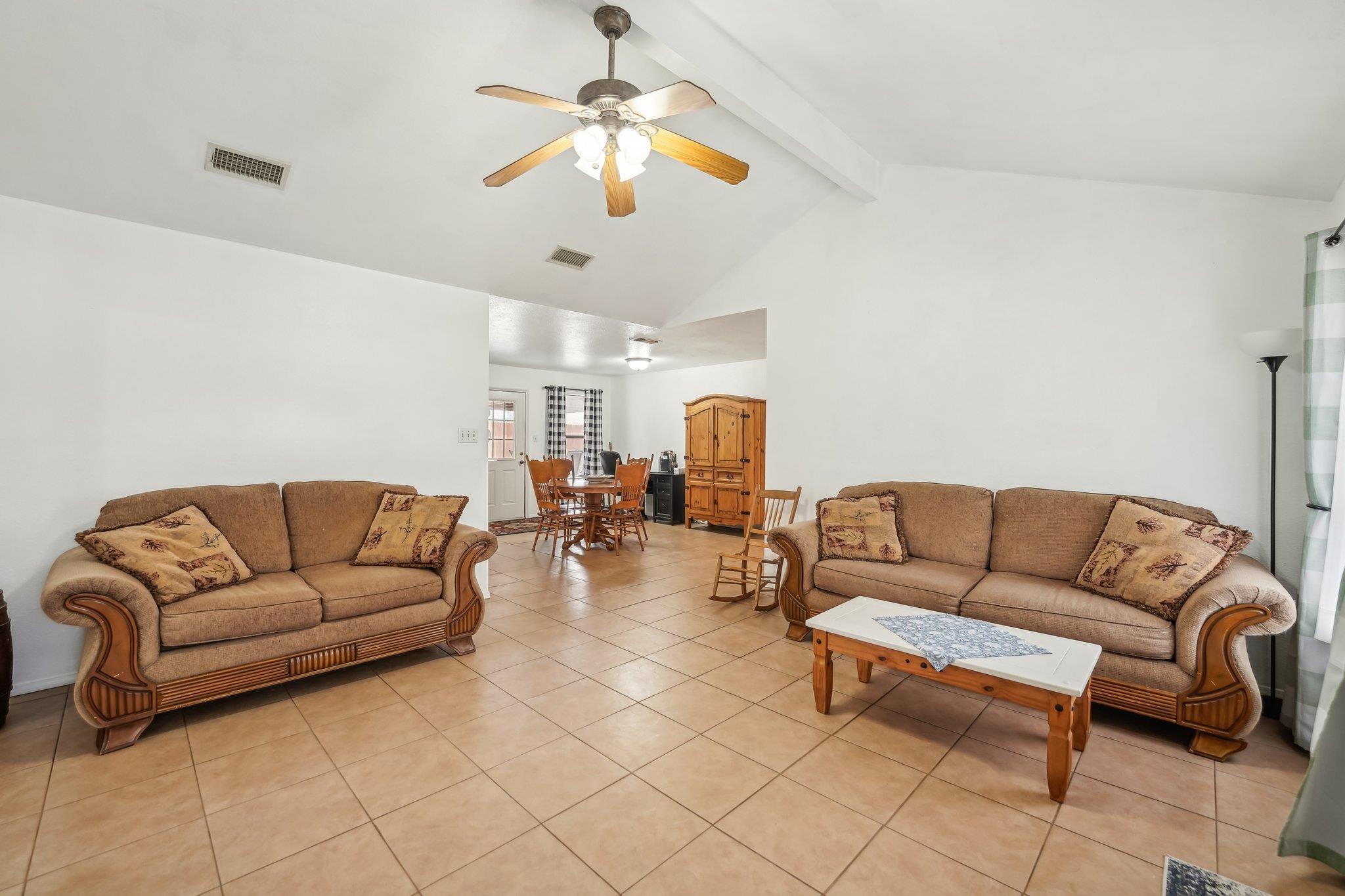 402 Laurel St Property Photo 5