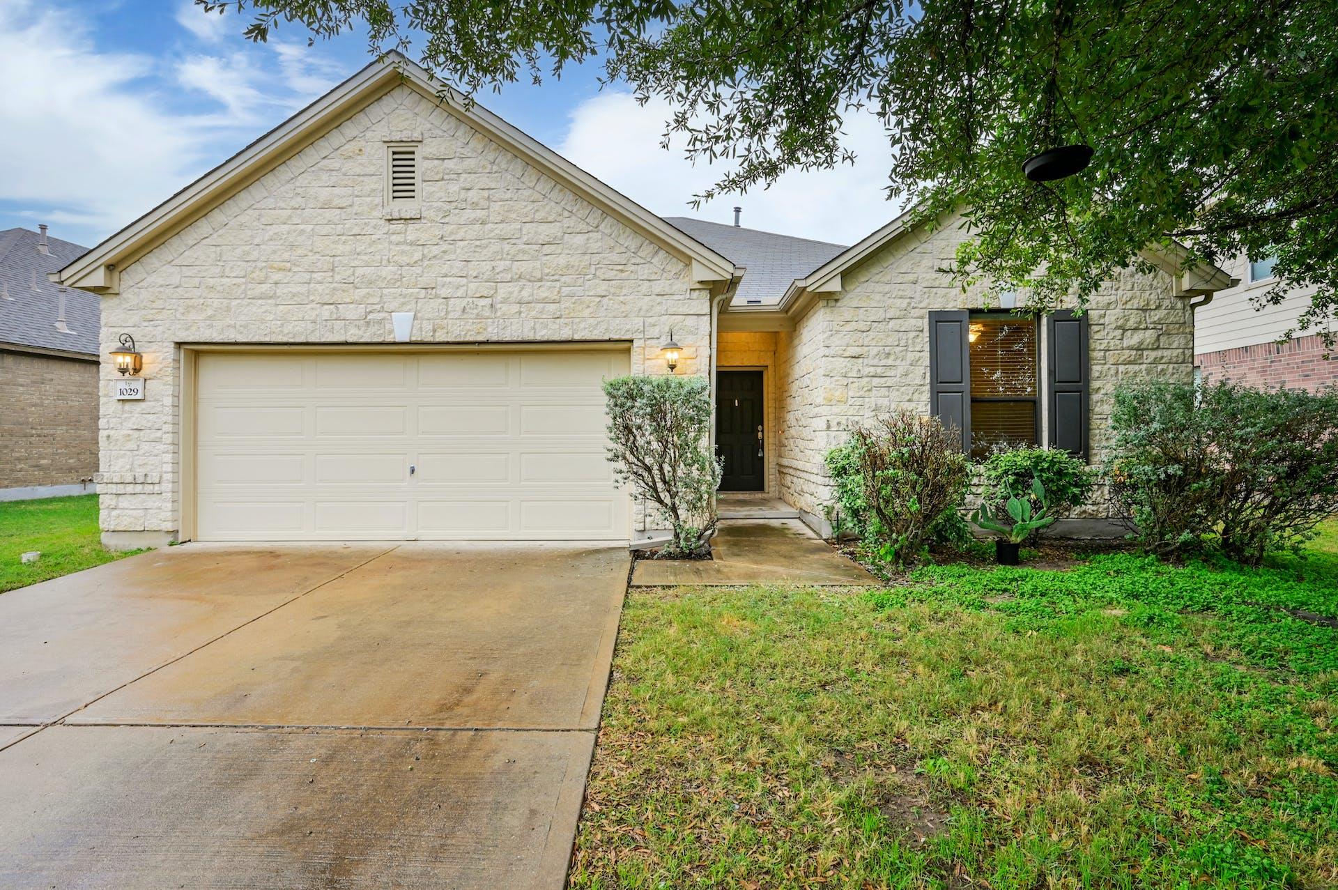 1029 Hyde Park Dr Property Photo 1