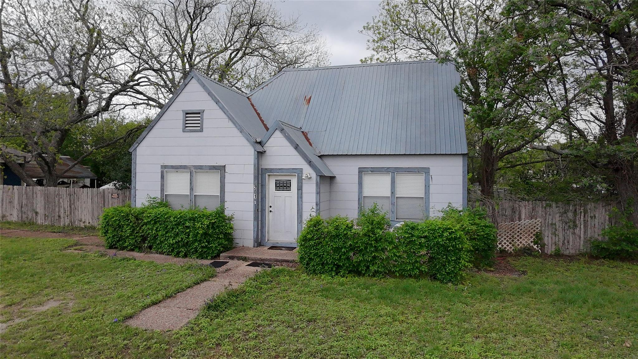201-205 S Highway 183 Property Photo 4
