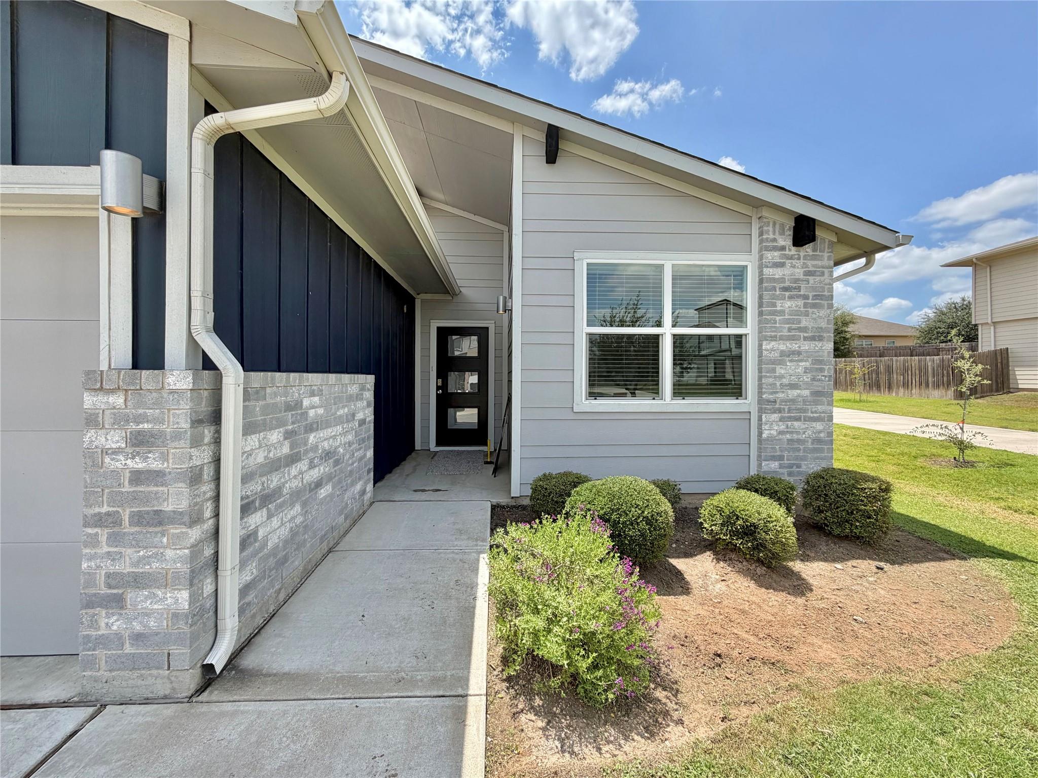 10214 Norshire Ln Property Photo 3