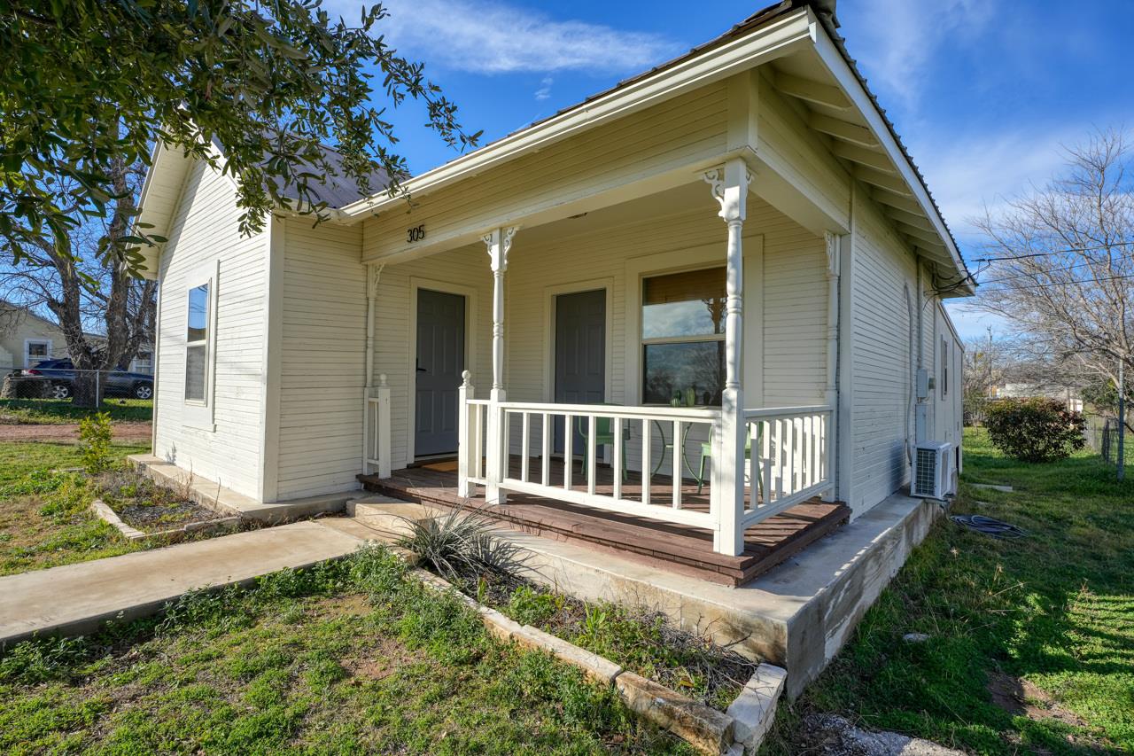 305 W Tarrant St Property Photo 1