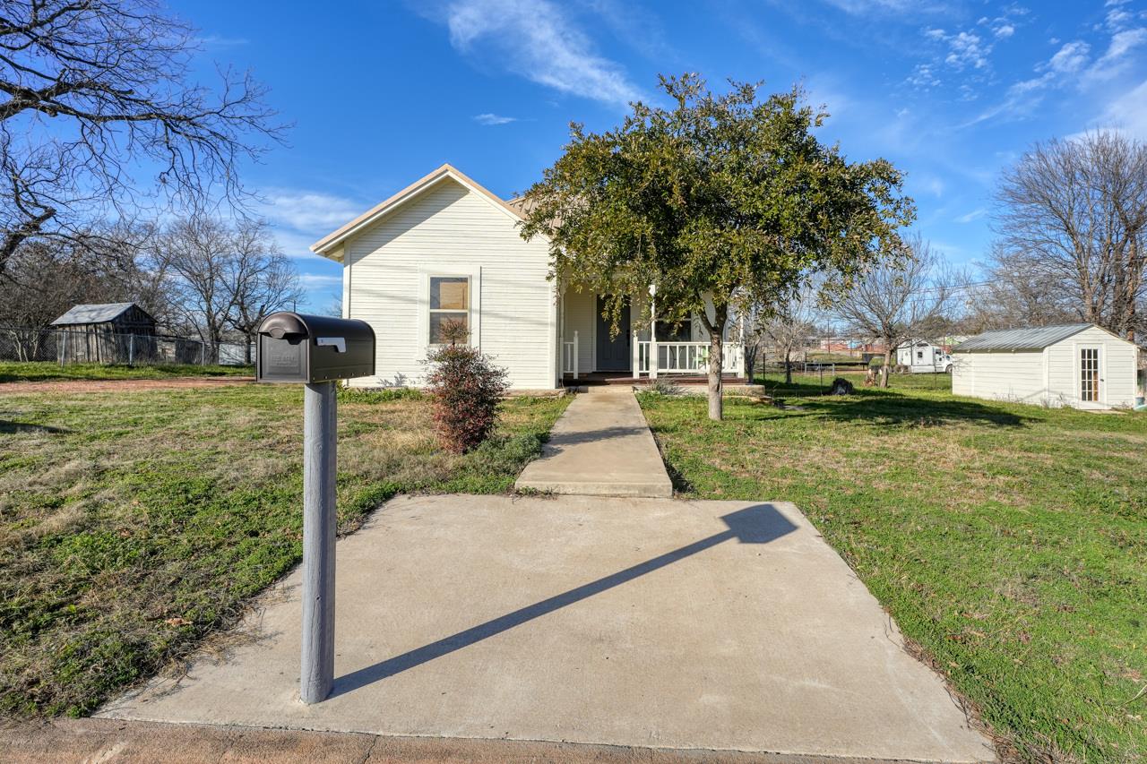 305 W Tarrant St Property Photo 2