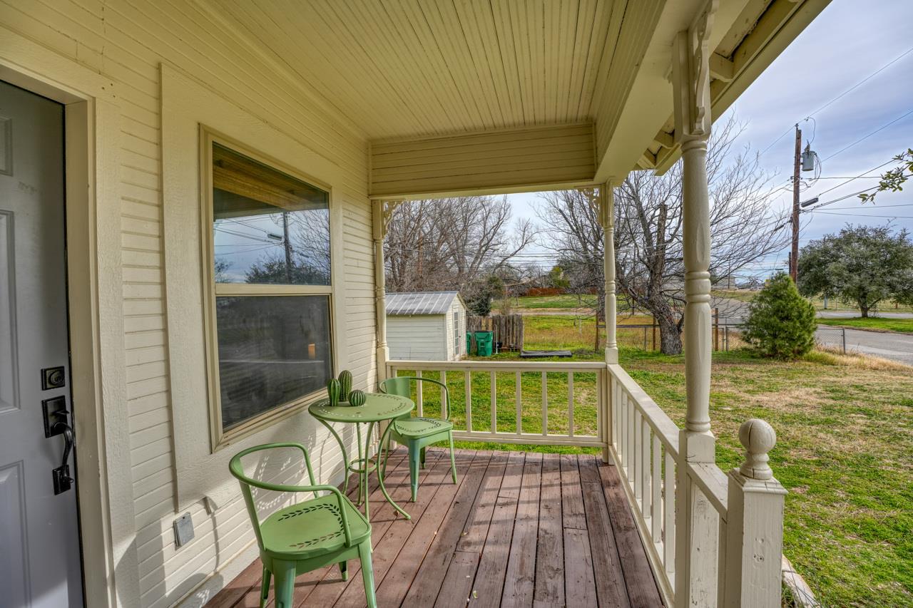 305 W Tarrant St Property Photo 3