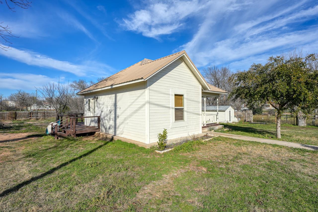 305 W Tarrant St Property Photo 5