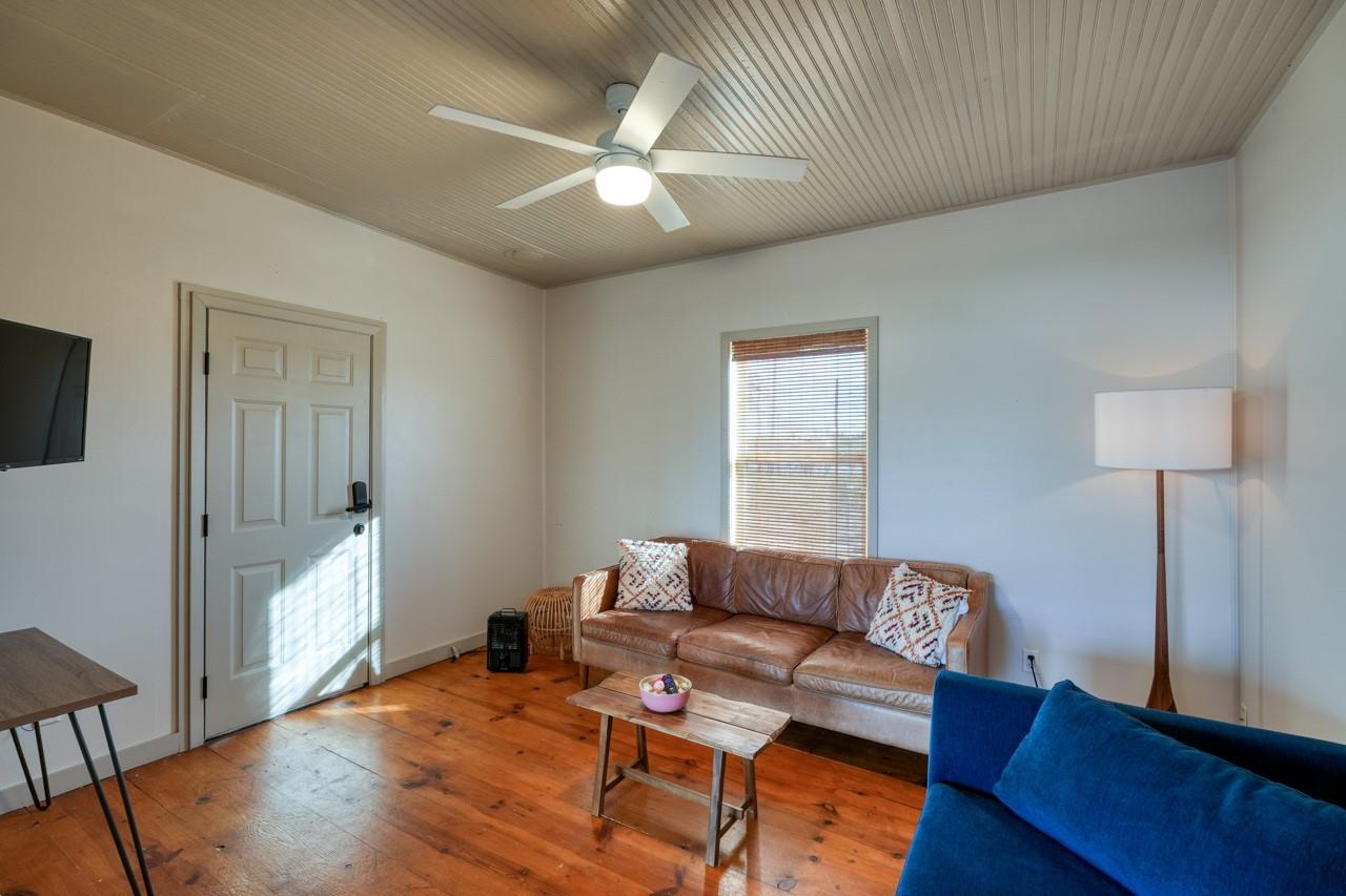 305 W Tarrant St Property Photo 6