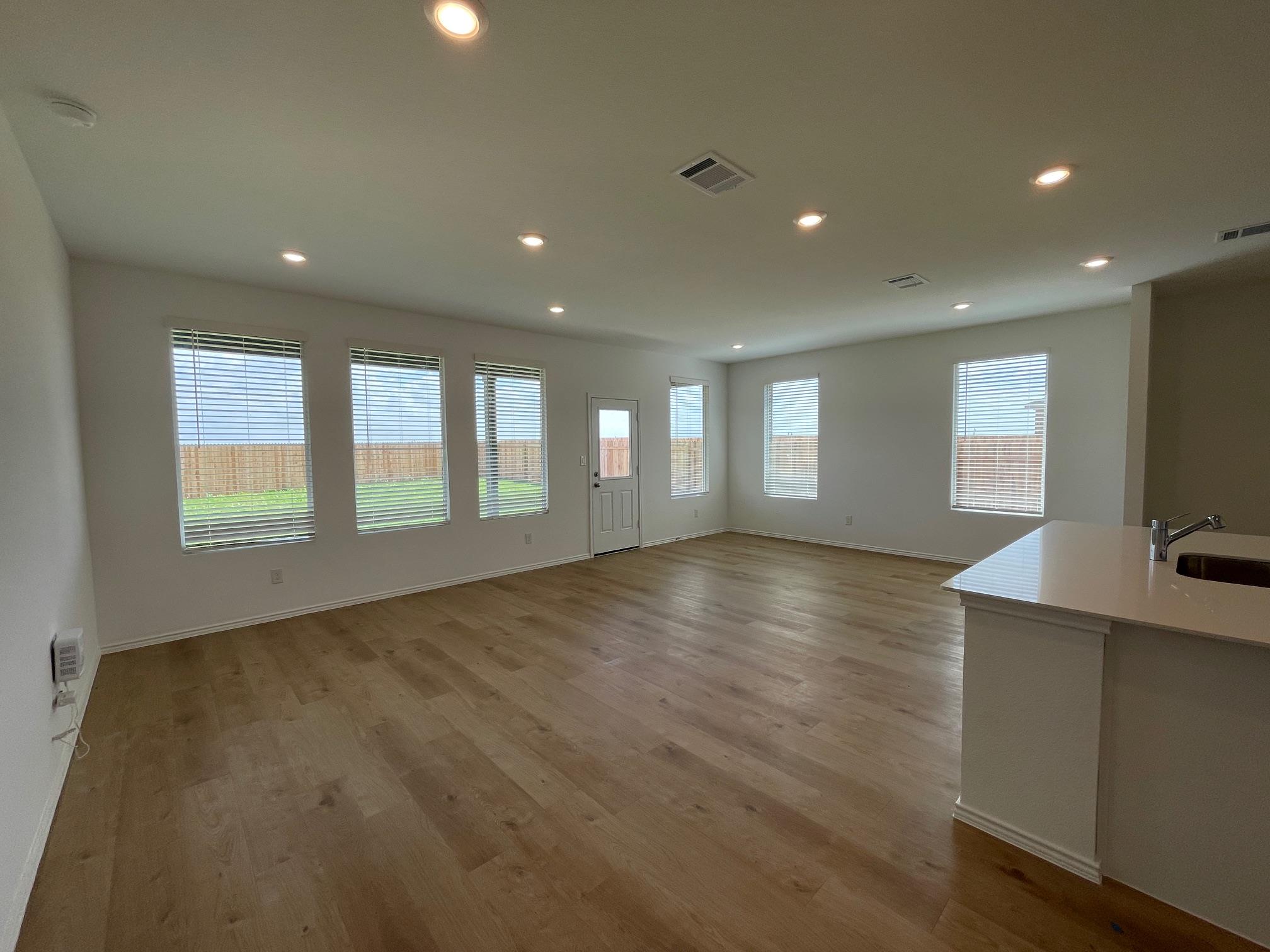 199 Seabreeze St Property Photo 2