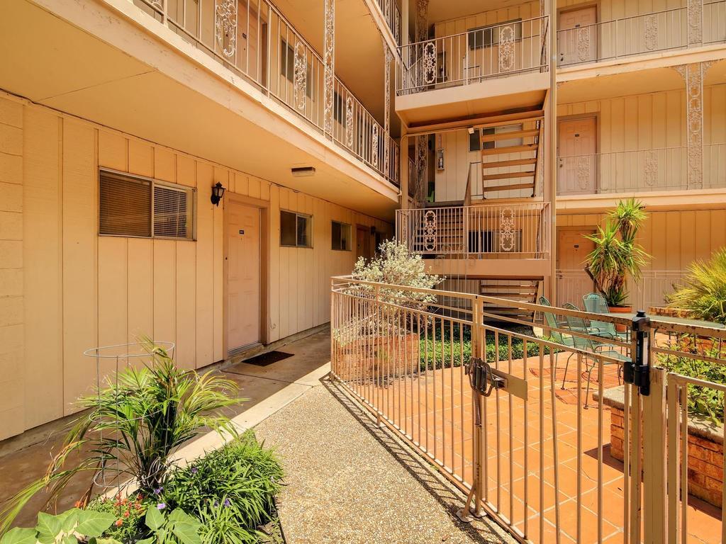 4553 Guadalupe St #2br Property Photo 29