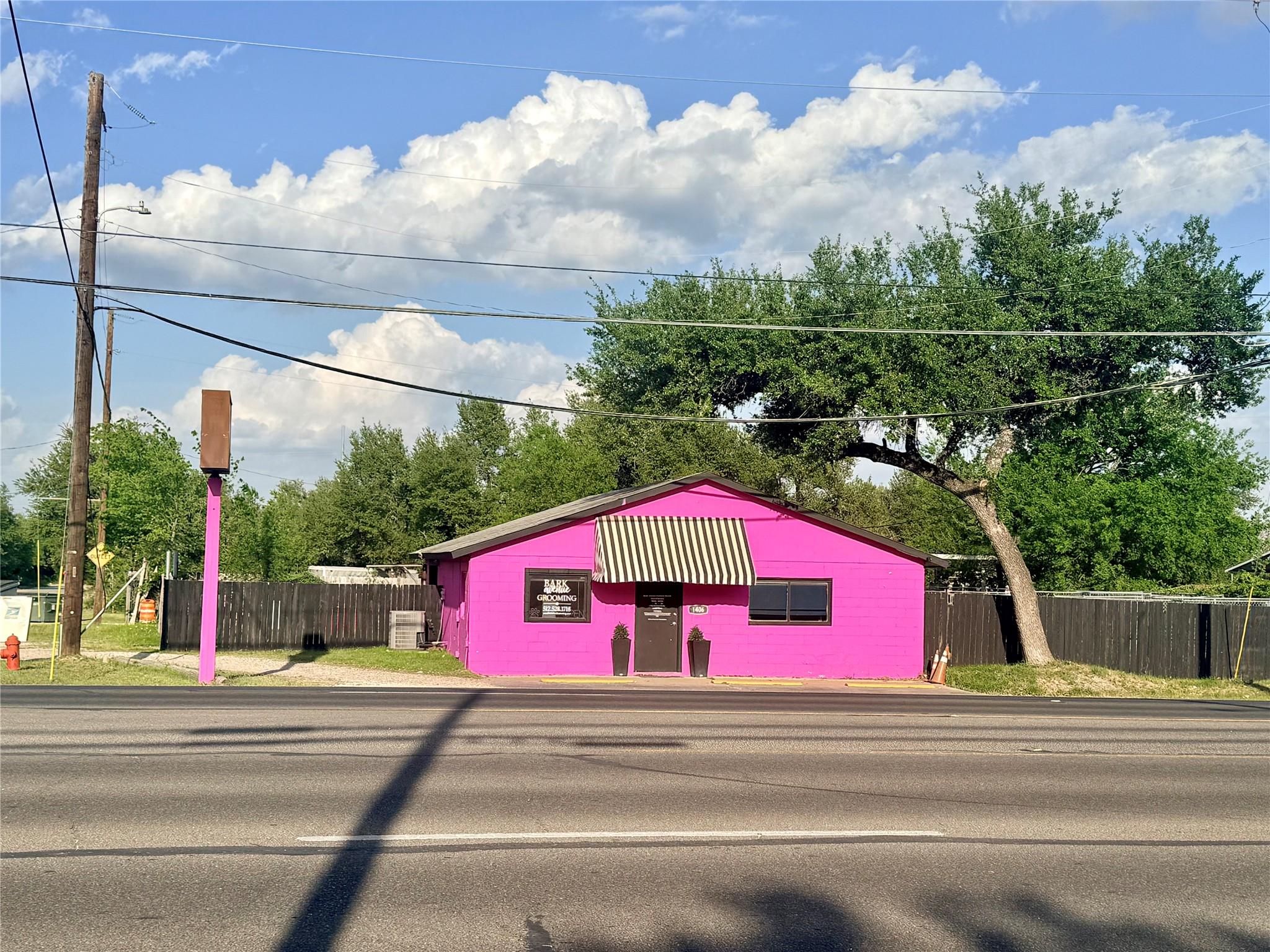 1406 N Bell Blvd Property Photo 1