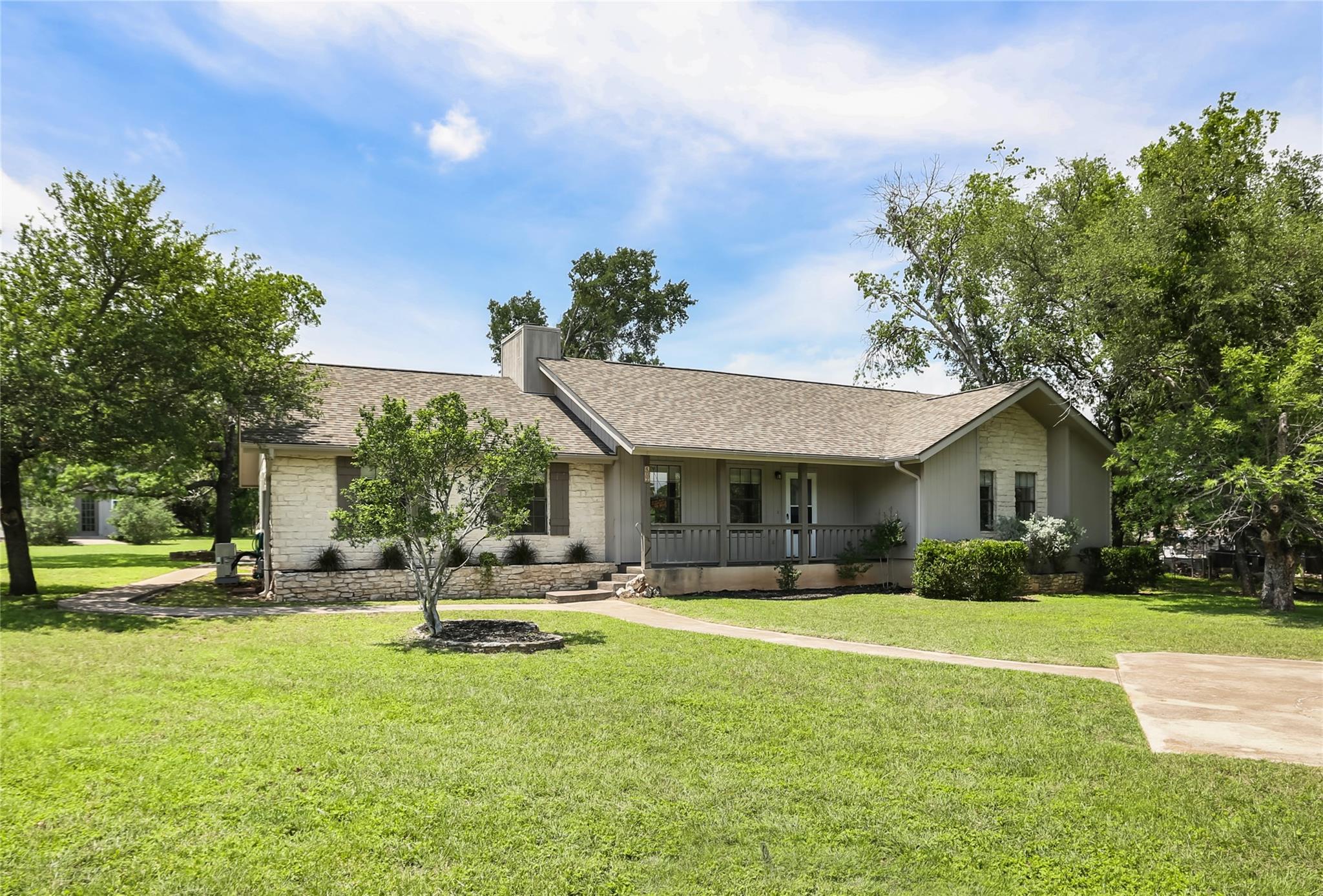 402 Post Oak Ln Property Photo 1